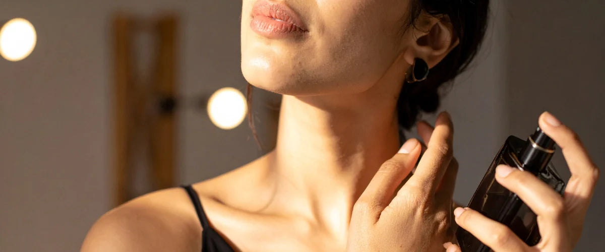 Mujer echandose un perfume arabe