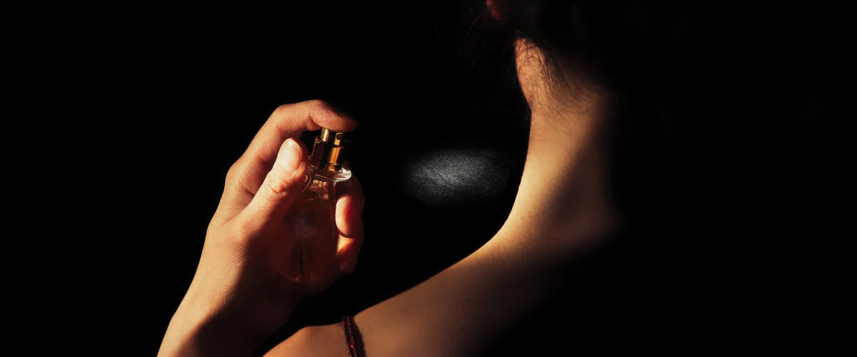 Mujer echandose perfume