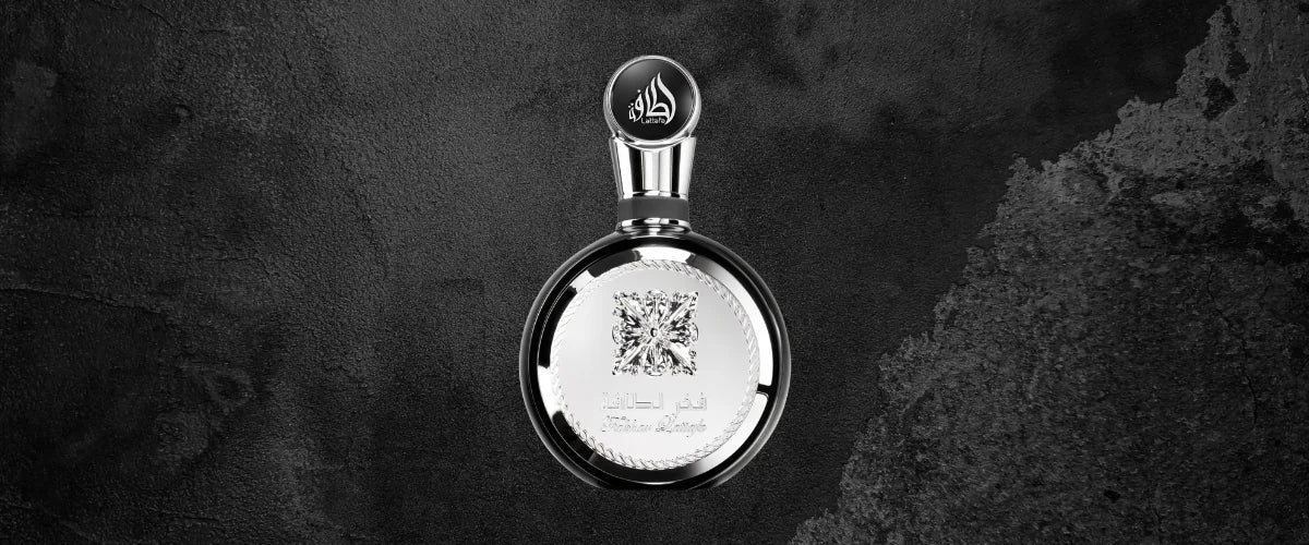 perfume fakhart black con fondo negro