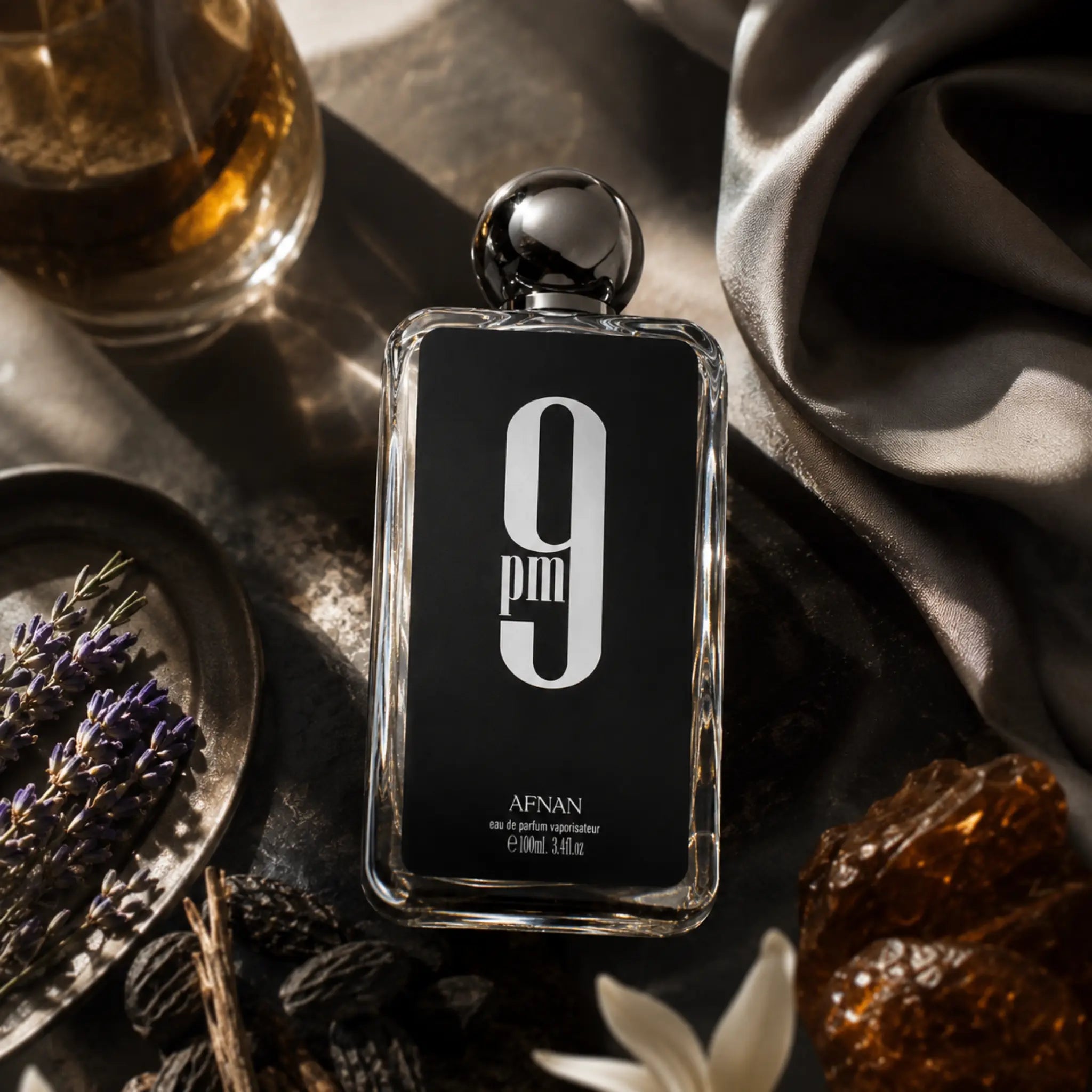 9PM Afnan Eau de Parfum Para Hombre con fondo creativo con flores