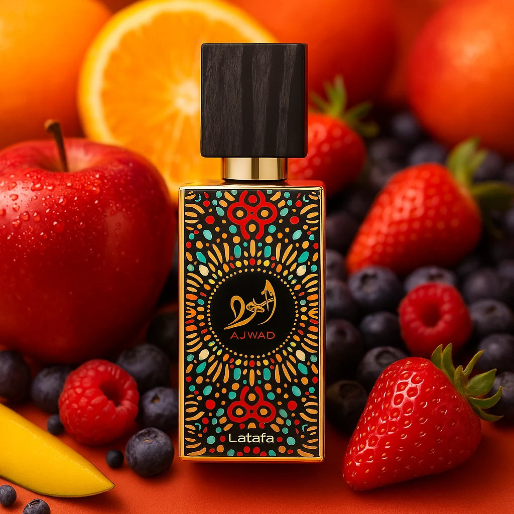 Ajwad Lattafa Eau de Parfum Para Mujer con fondo de manzana y fresa