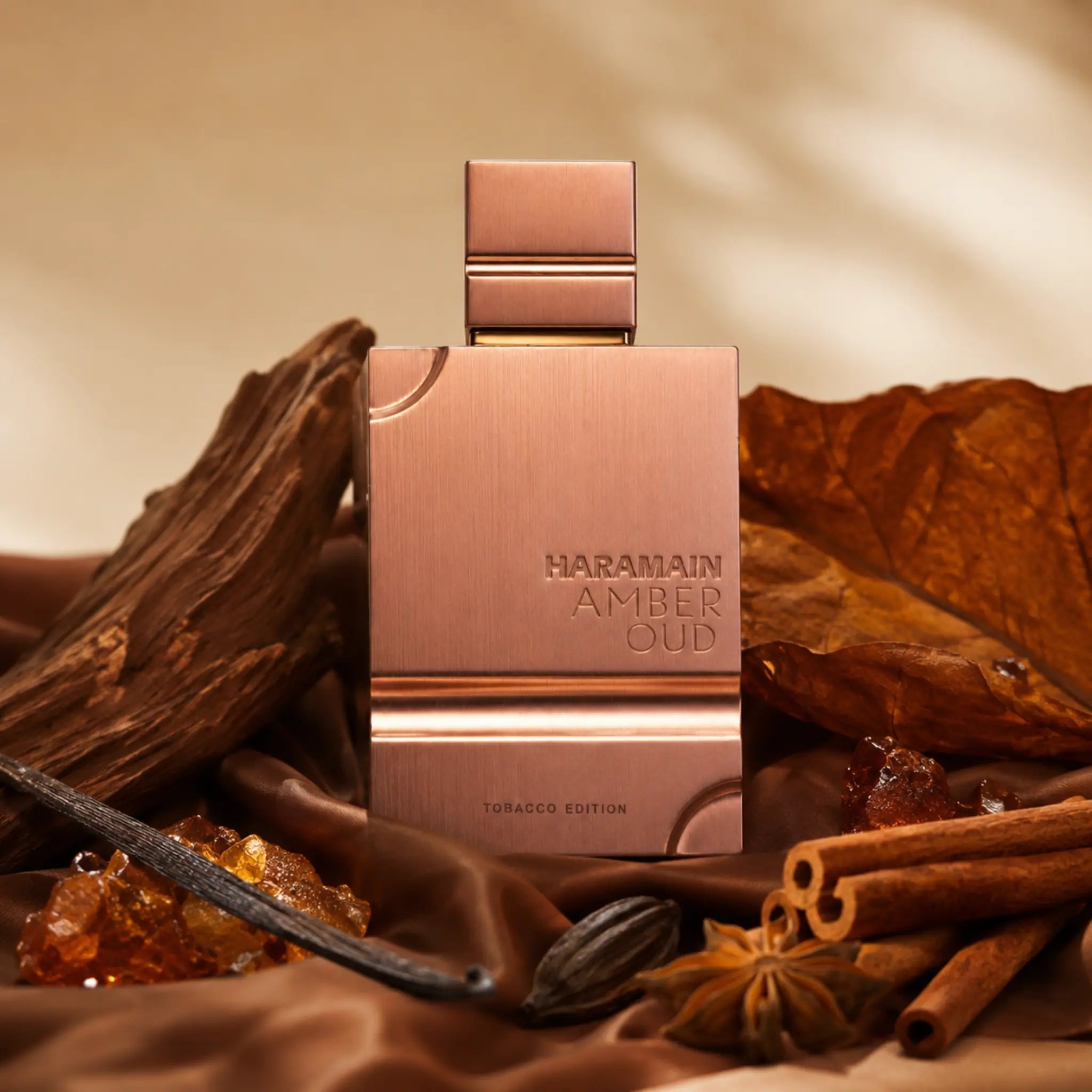 Amber Oud Tobacco Edition Al Haramain Eau de Parfum Unisex con fondo creativo otoñal