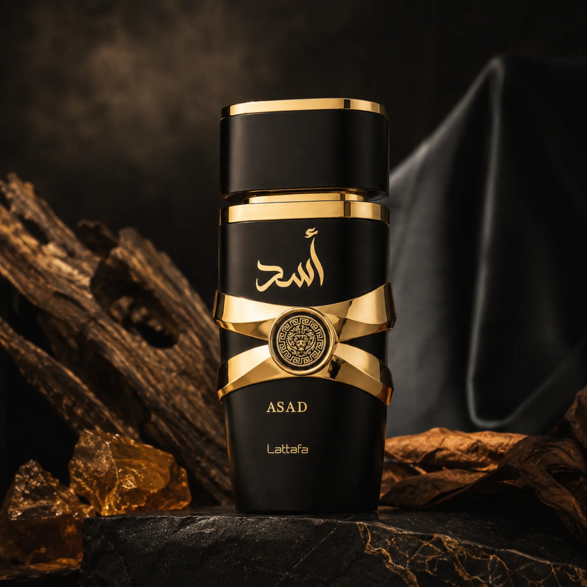 Asad Lattafa Eau de Parfum Para Hombre con fondo dorado