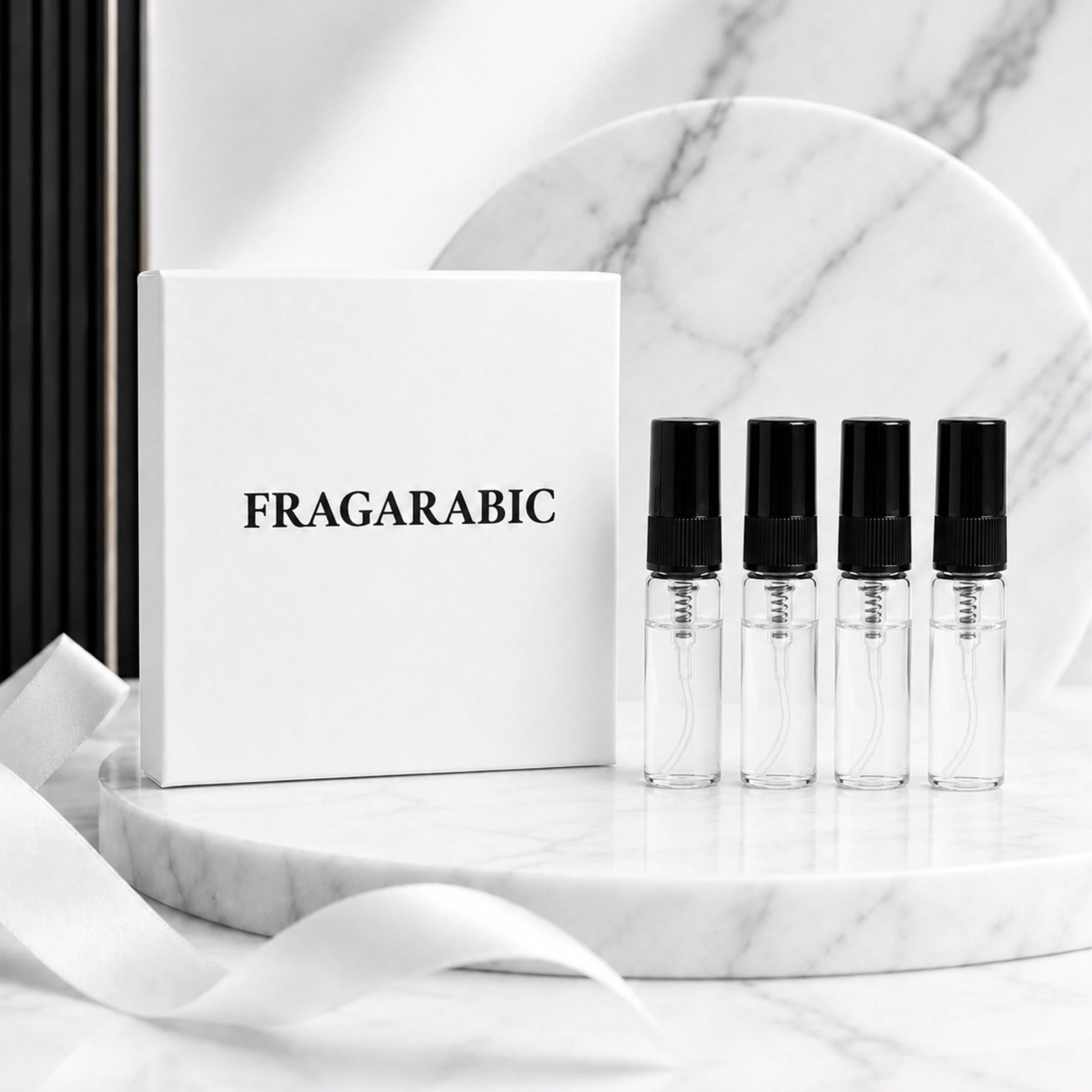 Muestras perfumes árabes con caja fragarabic con fondo de mármol