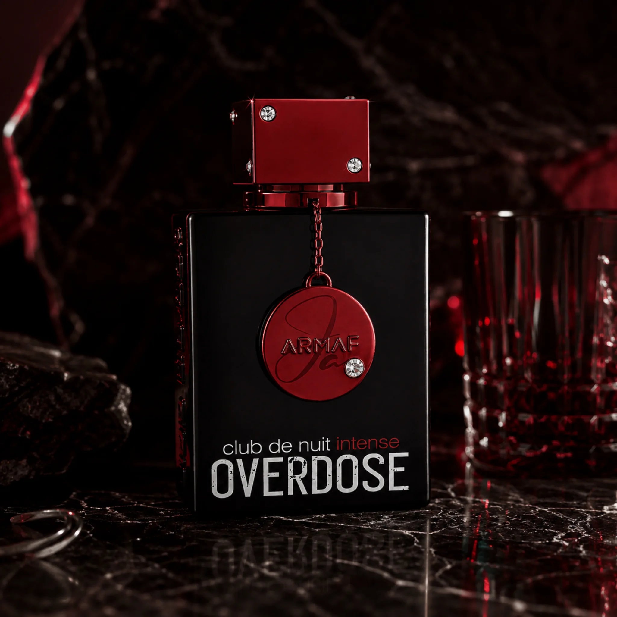Club De Nuit Intense Overdose Armaf Eau de Parfum con fondo rojo