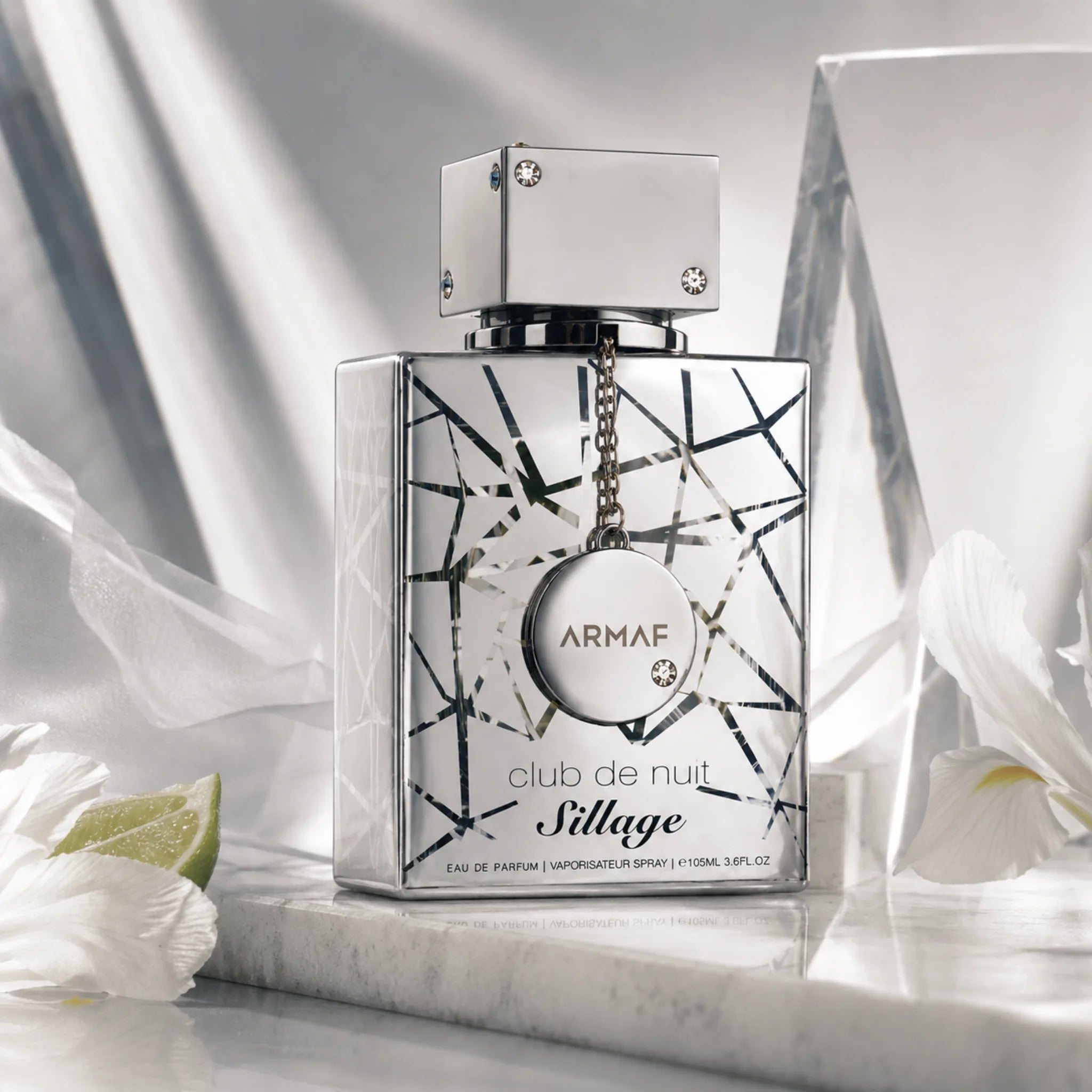 Club de Nuit Sillage Armaf Eau de Parfum Para Hombre con fondo creativo de hojas y flores