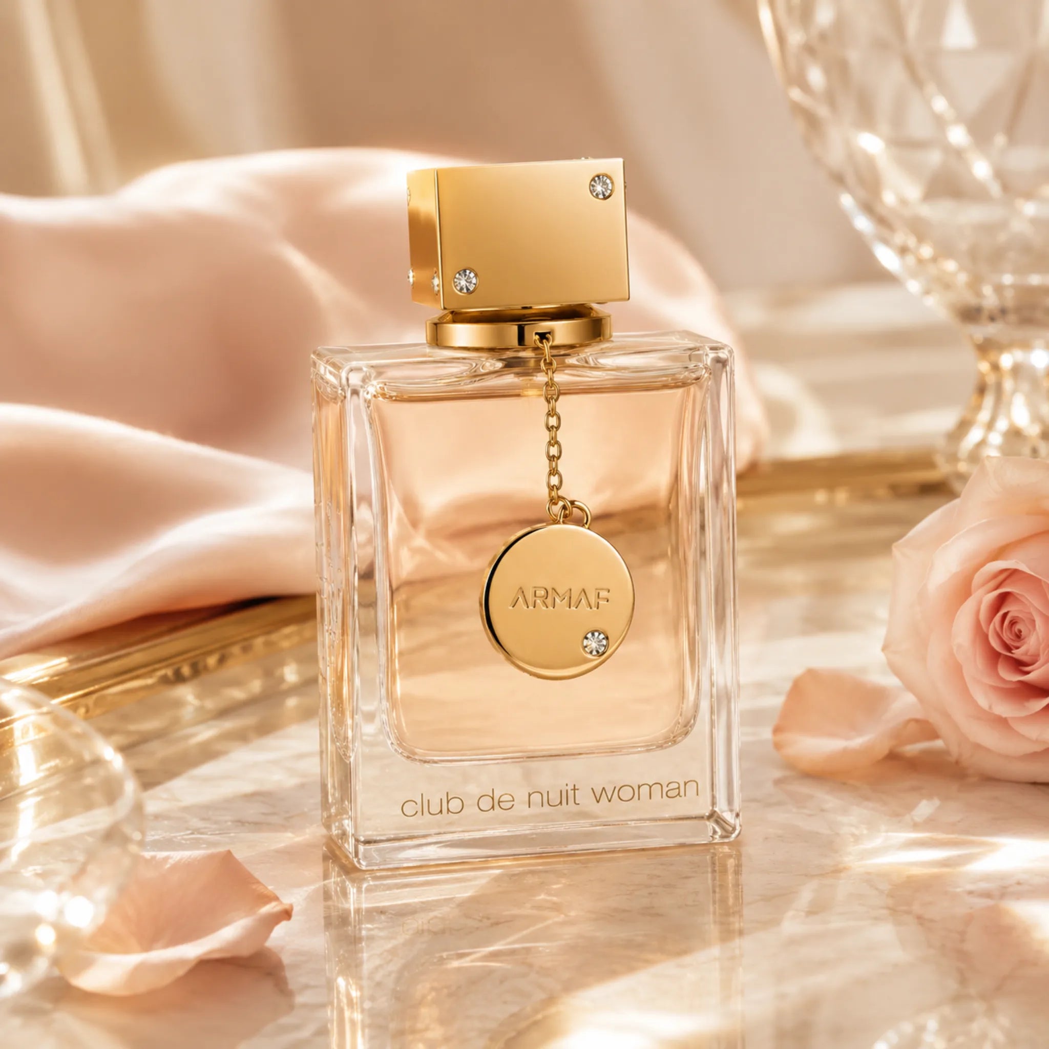 Club de Nuit Woman Armaf Eau de Parfum Para Mujer con fondo creativo con flores y diamantes