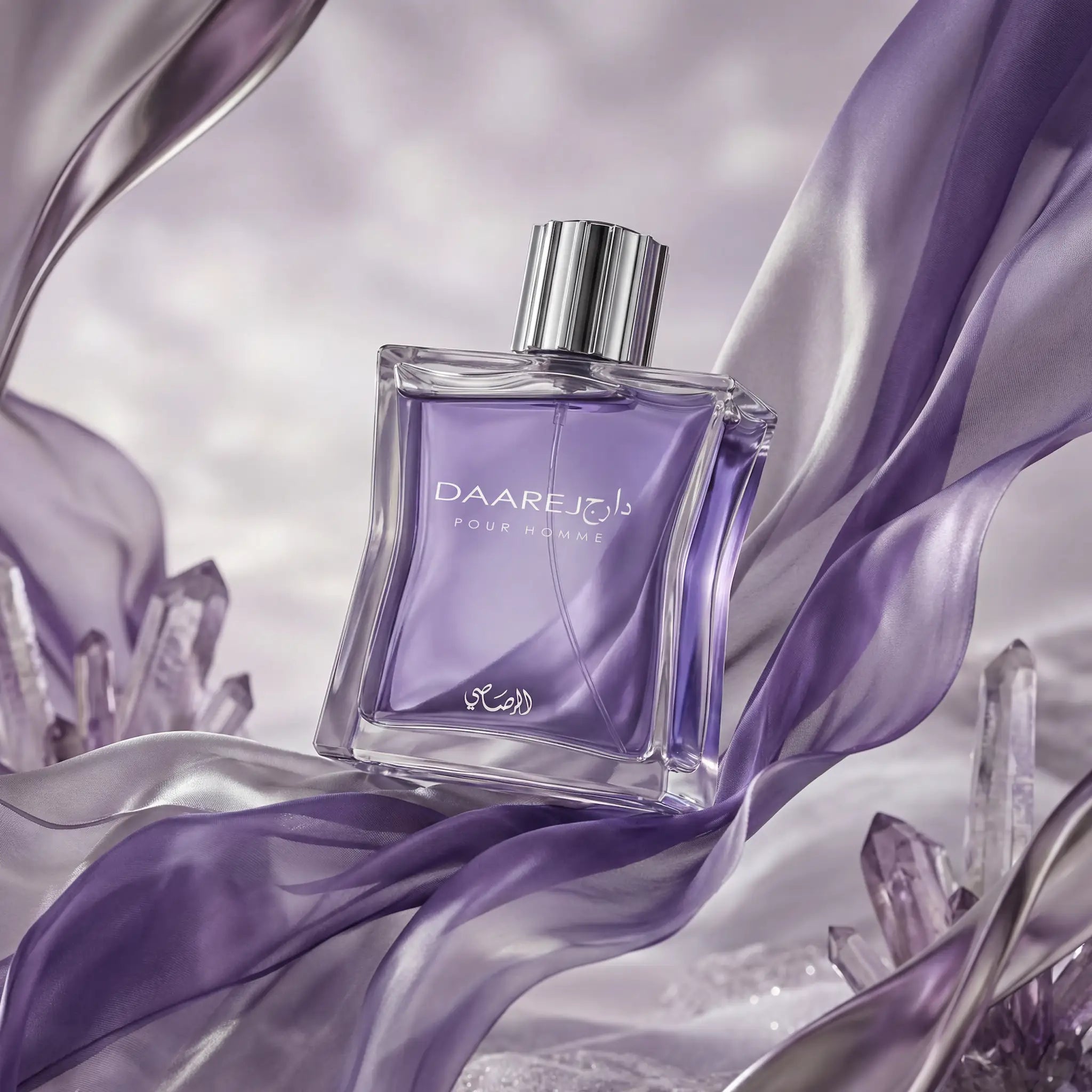 Daarej Pour Homme Rasasi Eau de Parfum Para Hombre con fondo creativo con minerales morados