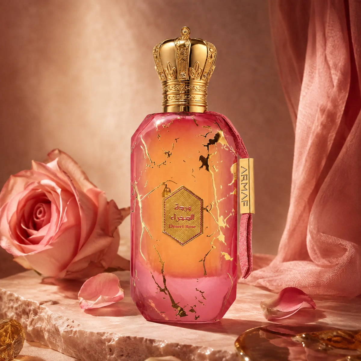 Fondo de rosas y botella de Desert Rose Armaf Eau de Parfum