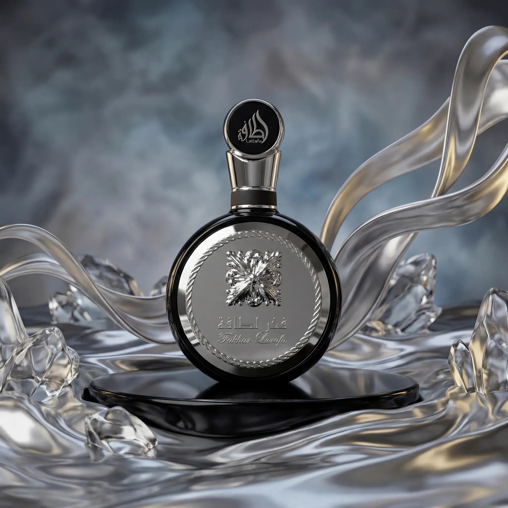 Fakhar Black Lattafa Eau de Parfum Para Hombre con fondo creativo con detalles plateados