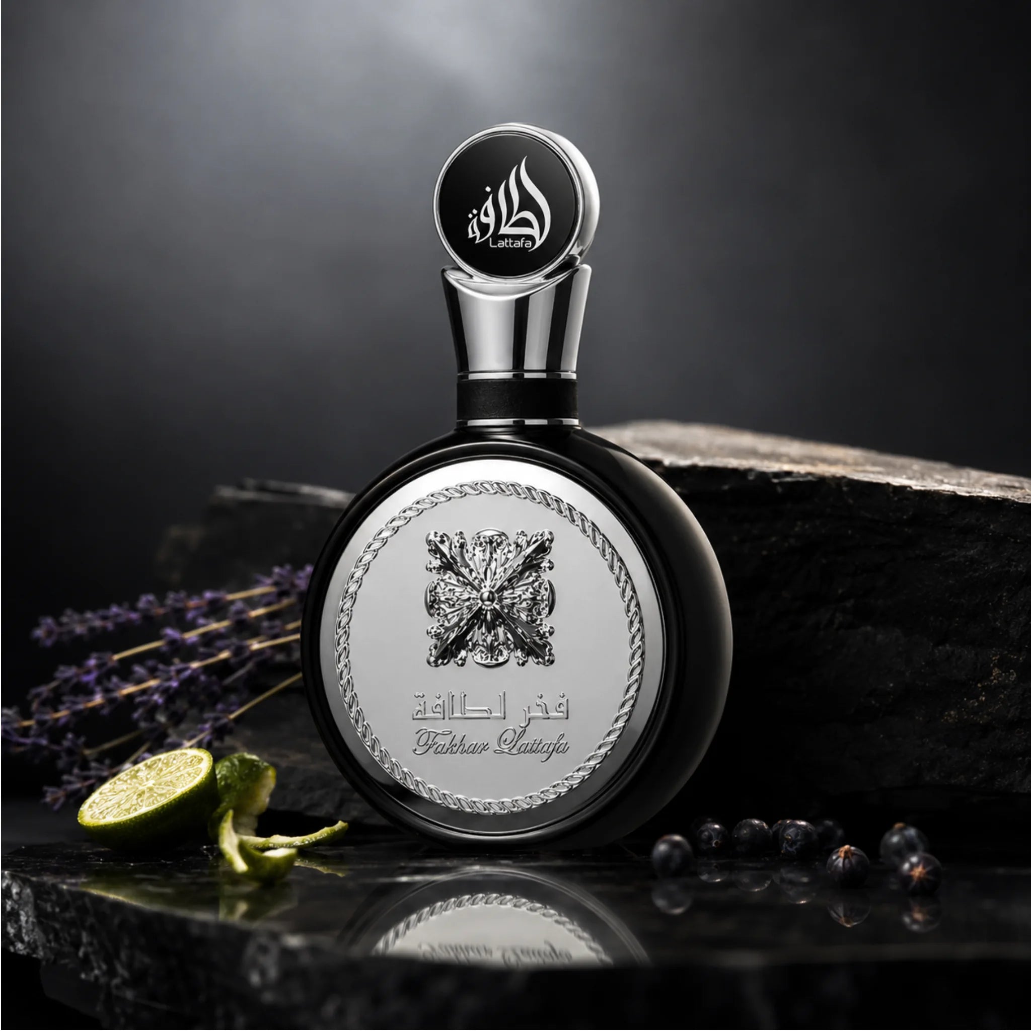 Fakhar Black Lattafa Eau de Parfum Para Hombre con fondo creativo con detalles plateados