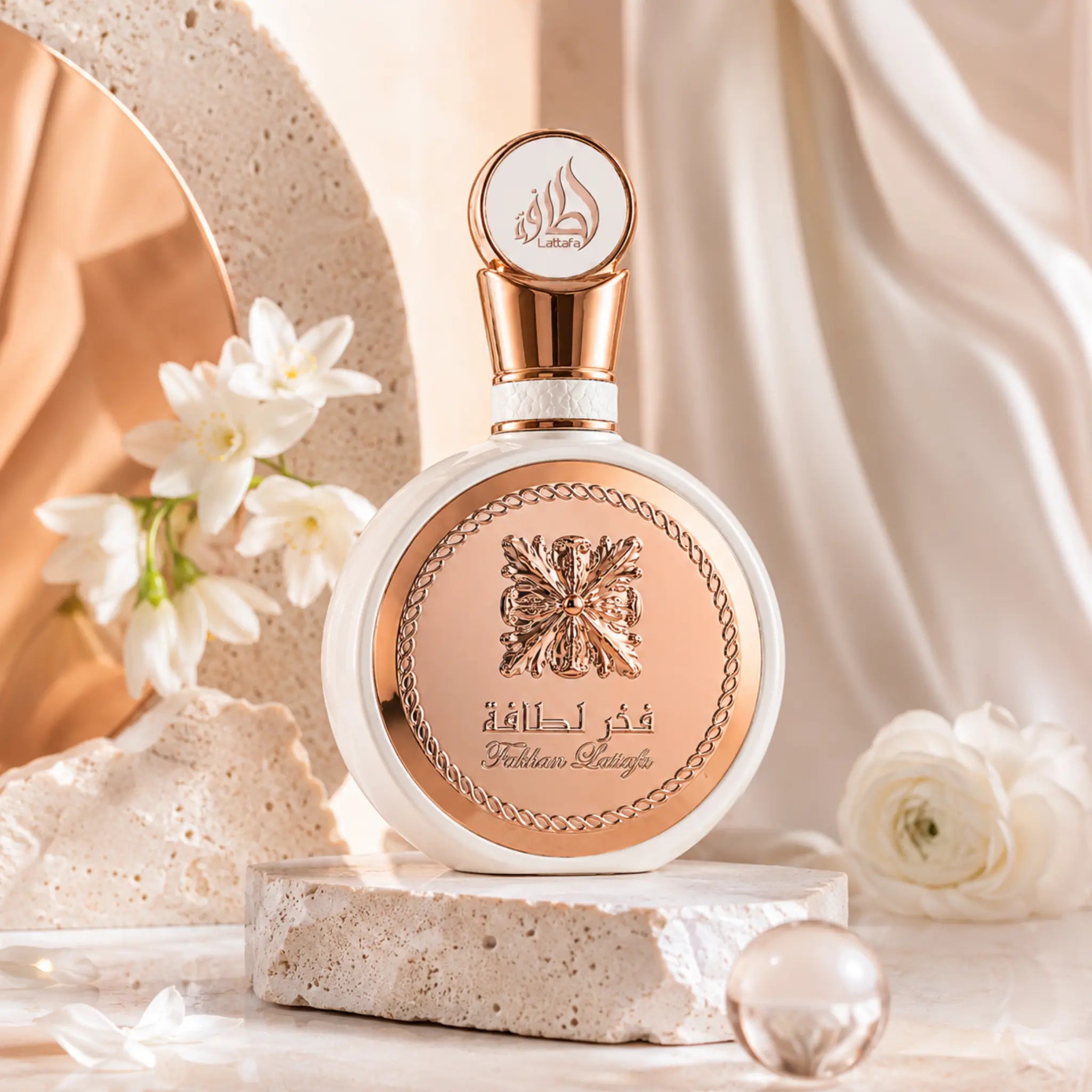 Fakhar Rose Lattafa Eau de Parfum Para Mujer con fondo creativo con flores
