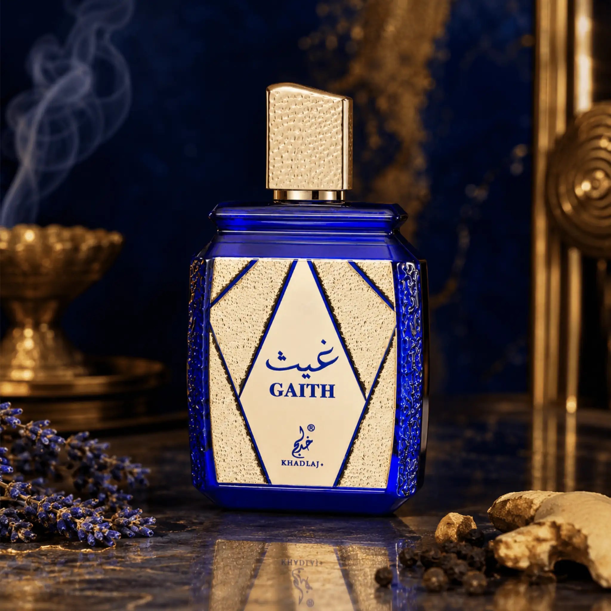 Fondo dorado con botella del perfume Gaith Khadlaj Eau de Parfum