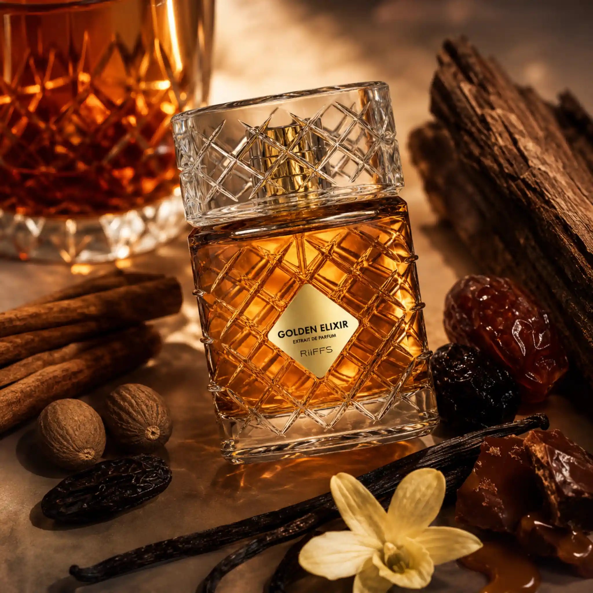 Golden Elixir Riiffs Extrait de Parfum con fondo creativo con ingredientes