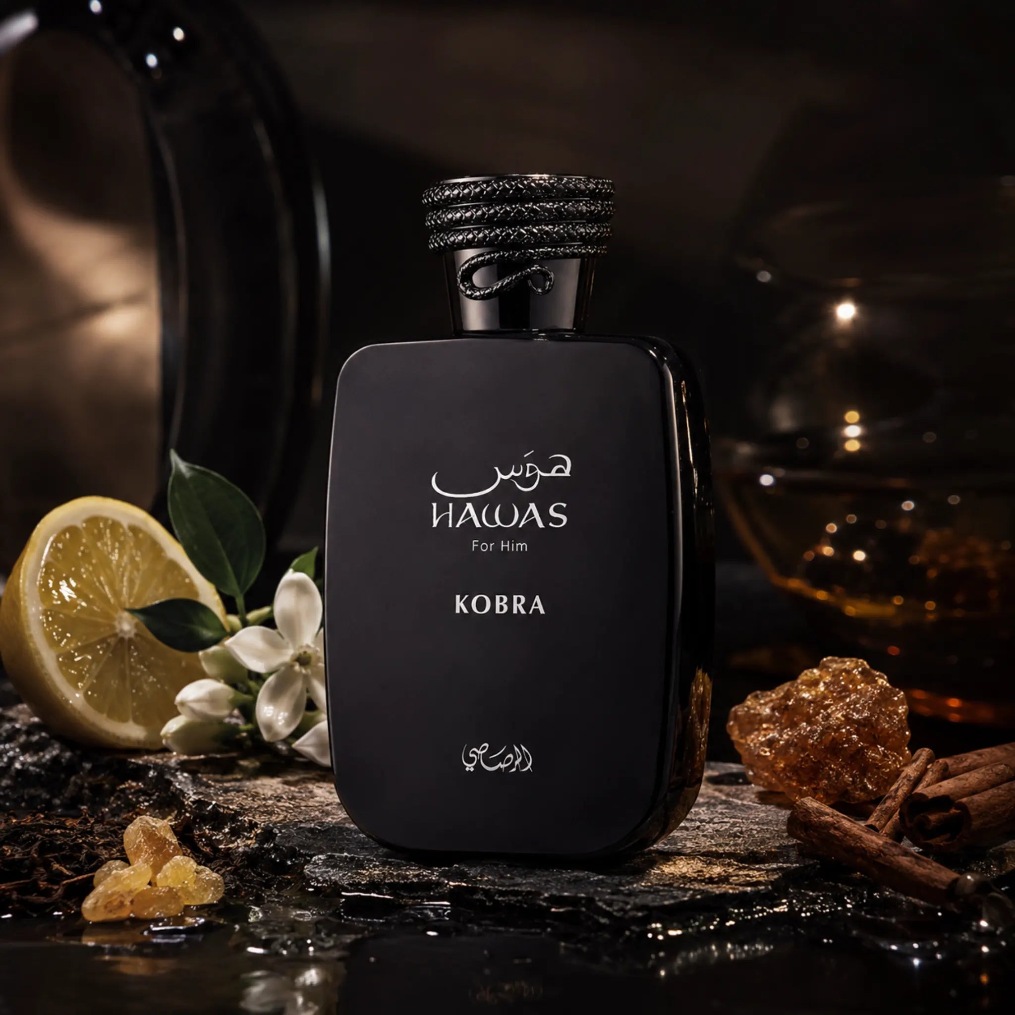 Hawas Kobra Rasasi Eau de Parfum con fondo negro con ingredientes