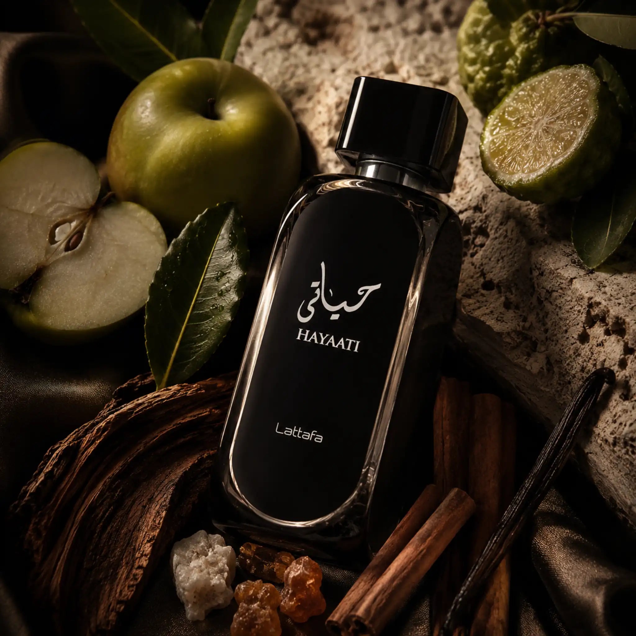 Hayaati Lattafa Eau de Parfum Para Hombre con fondo creativo de flores negras