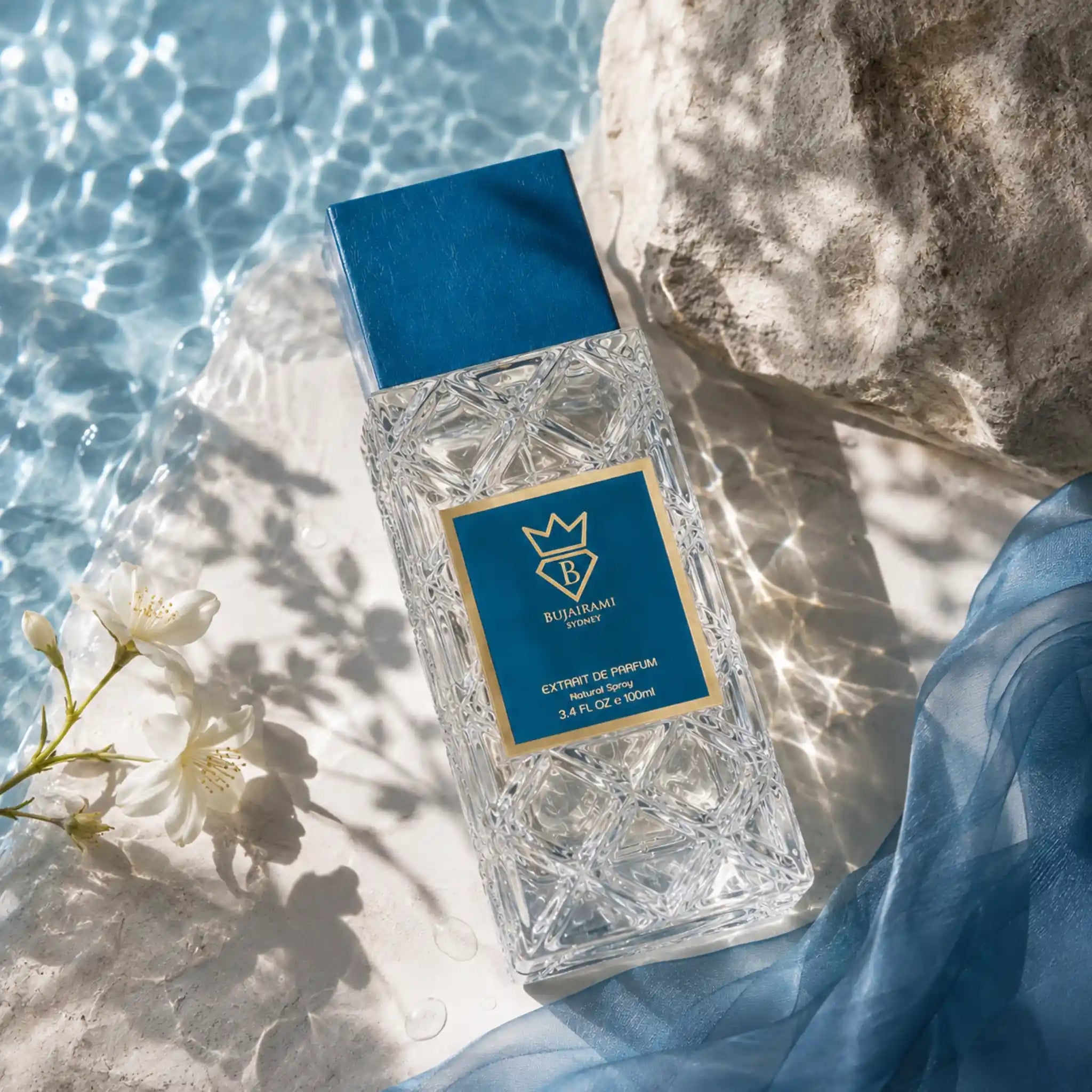 Hectic Bujairami Extrait de Parfum con fondo azul y de agua