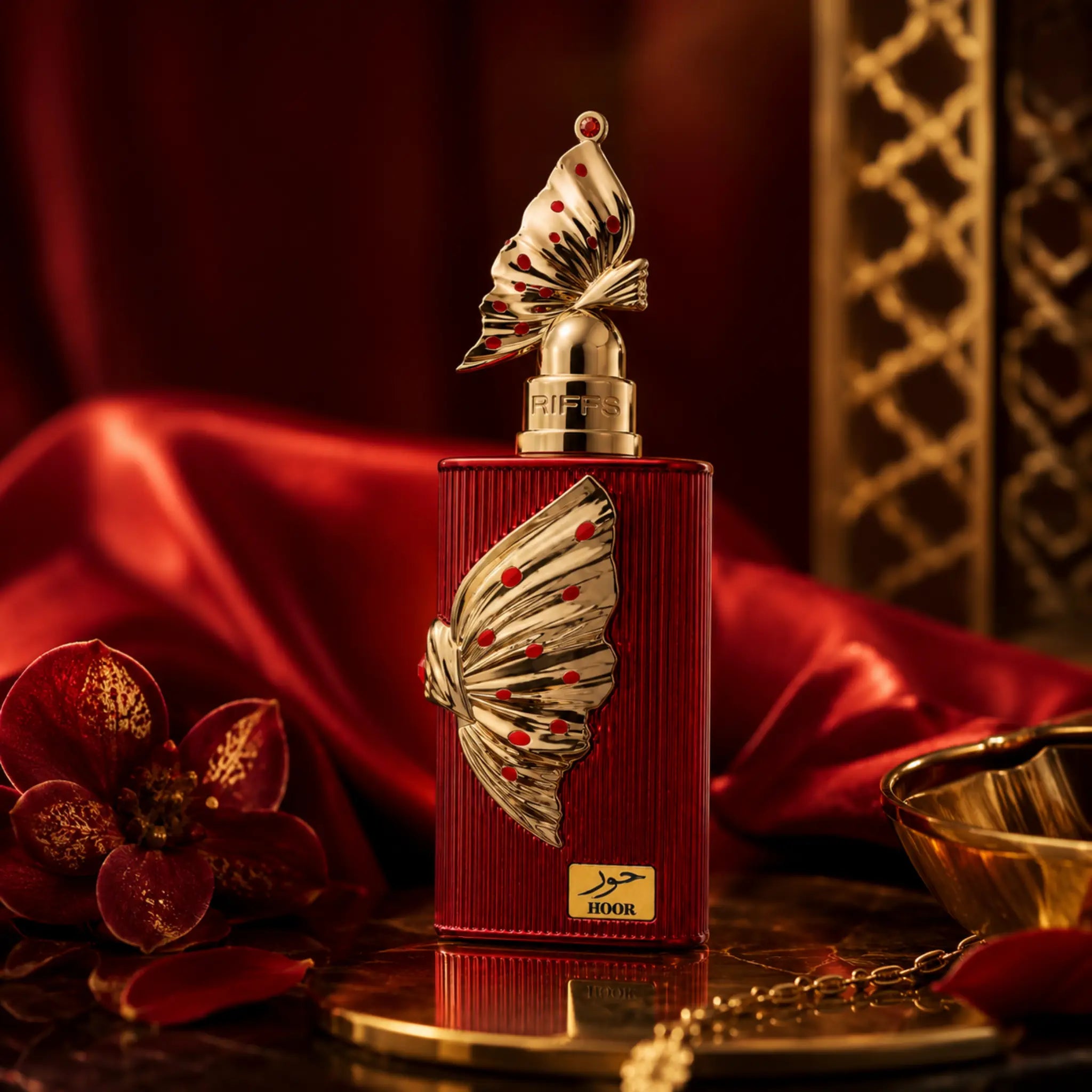 Fondo dorado y rojo y botella de Hoor Riiffs Extrait de Parfum