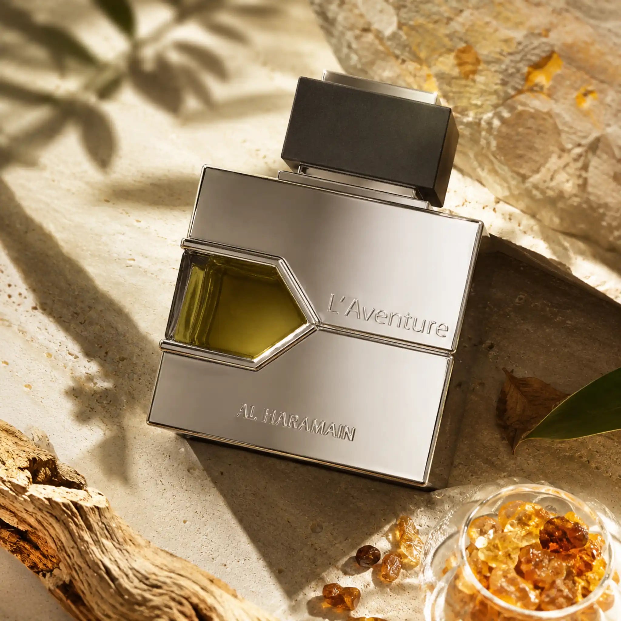 L Aventure Al Haramain Eau de Parfum Para Hombre con fondo creativo de cristales y hierba