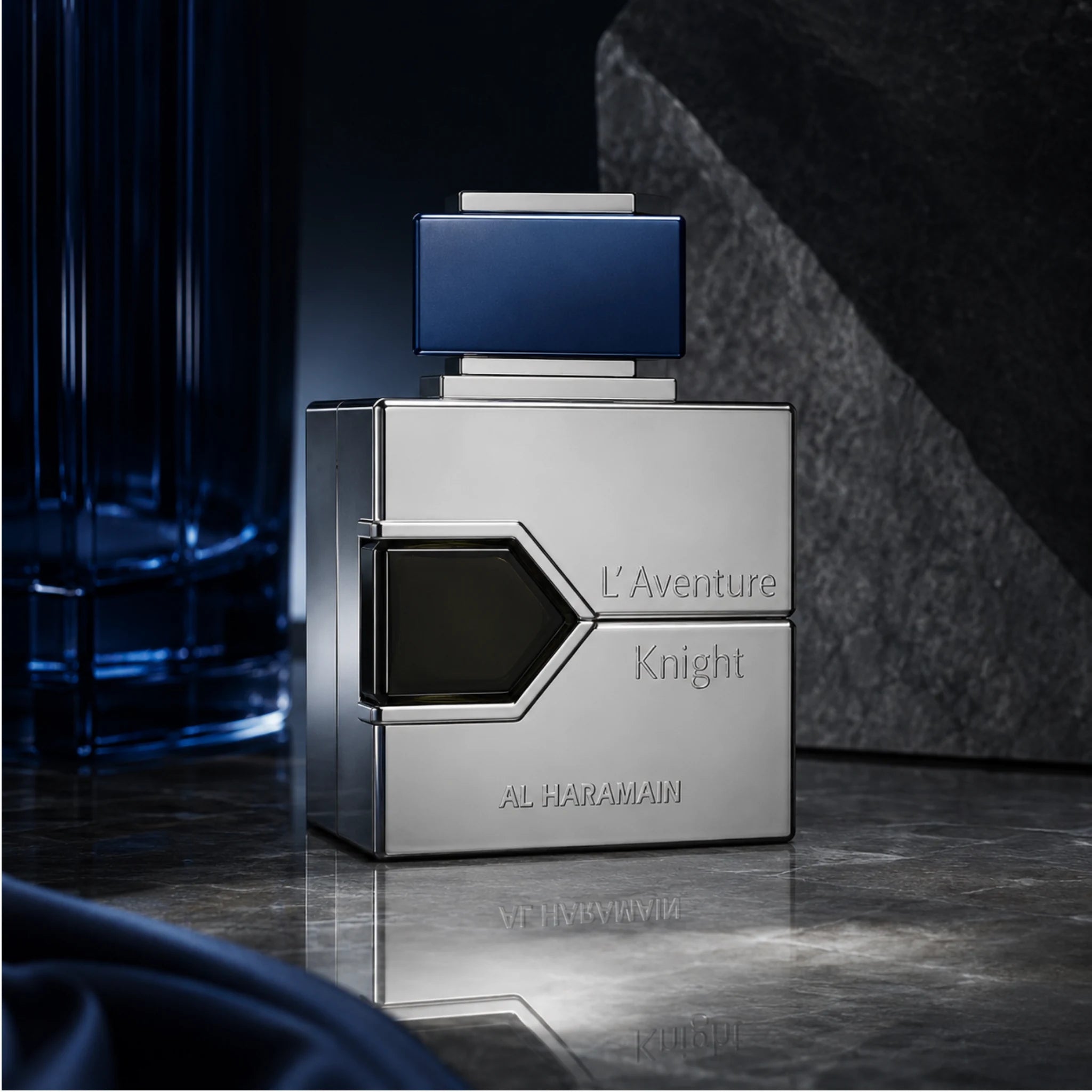 L Aventure Knight Al Haramain Eau de Parfum Para Hombre con fondo creativo de cristales azules