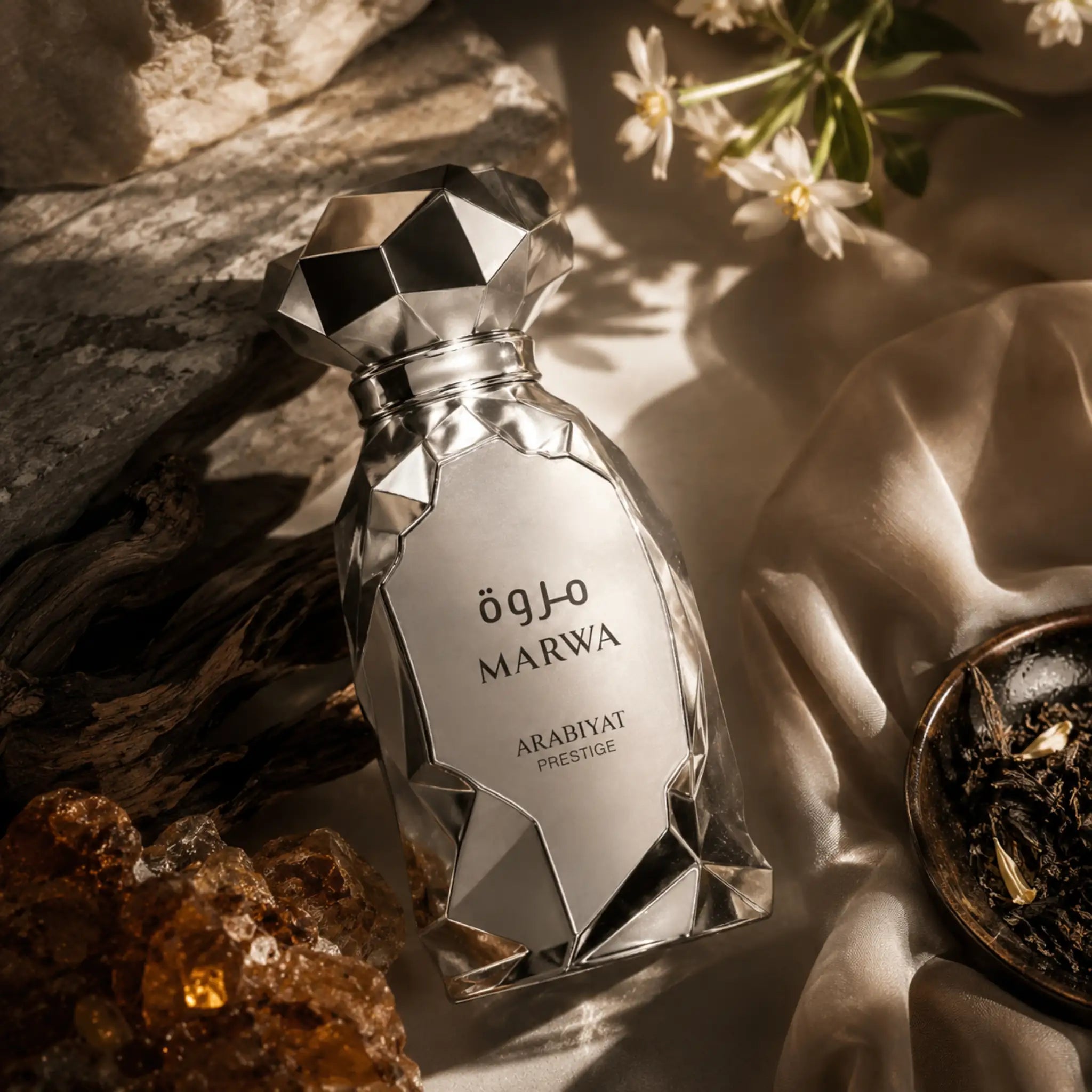 Marwa Arabiyat Prestige Eau de Parfum con fondo cristales