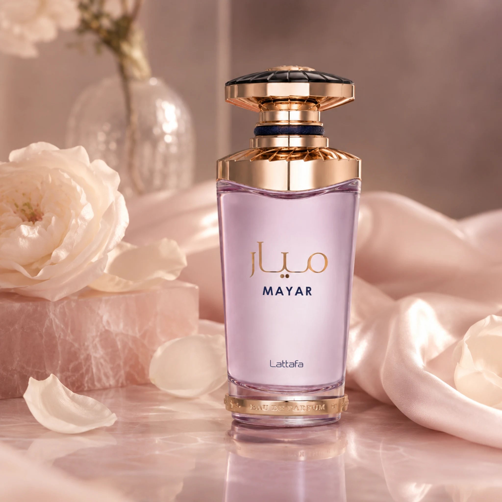 Mayar Lattafa Eau de Parfum Para Mujer con fondo creativo de rosas y minerales