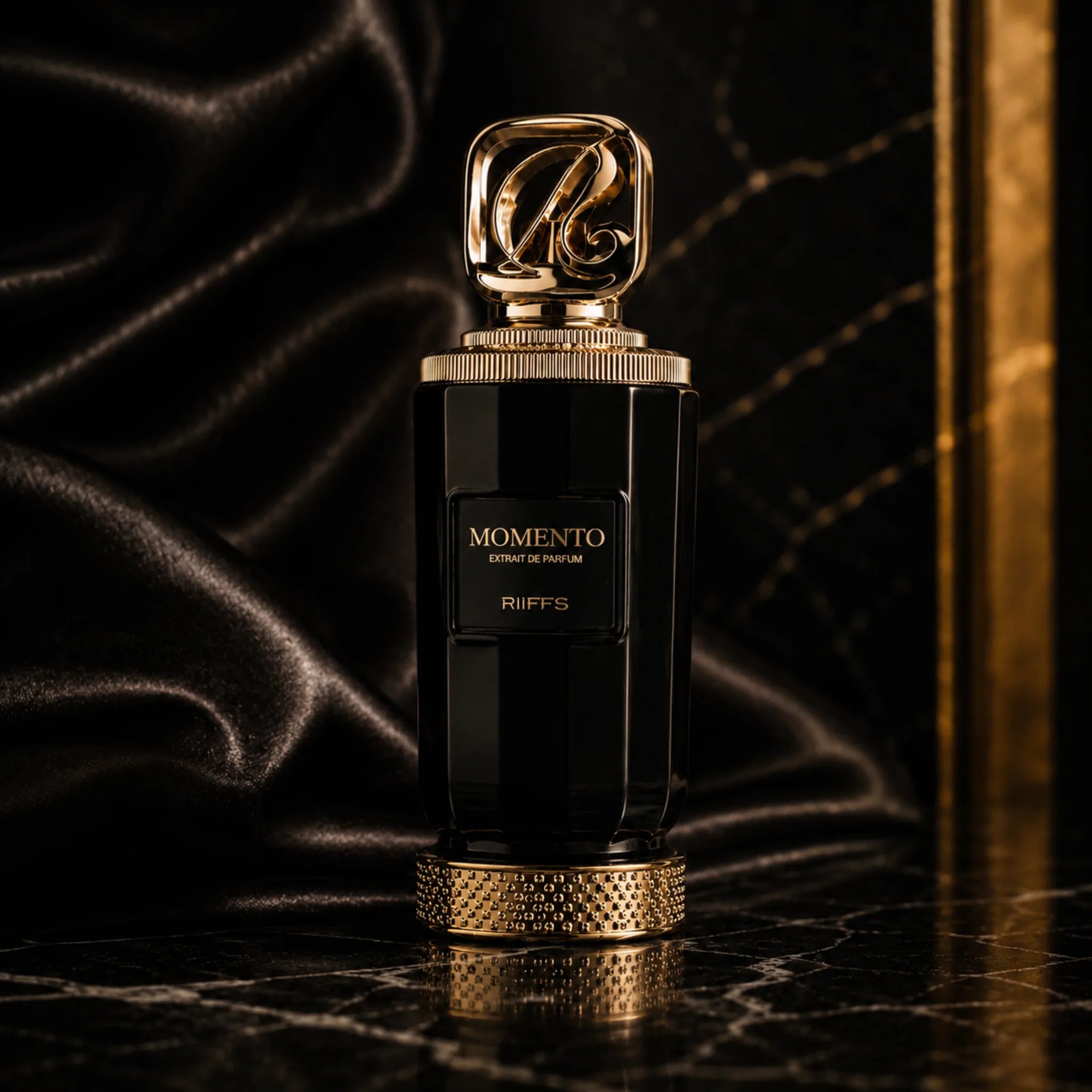 Fondo creativo negro del perfume Momento Riiffs Extrait de Parfum