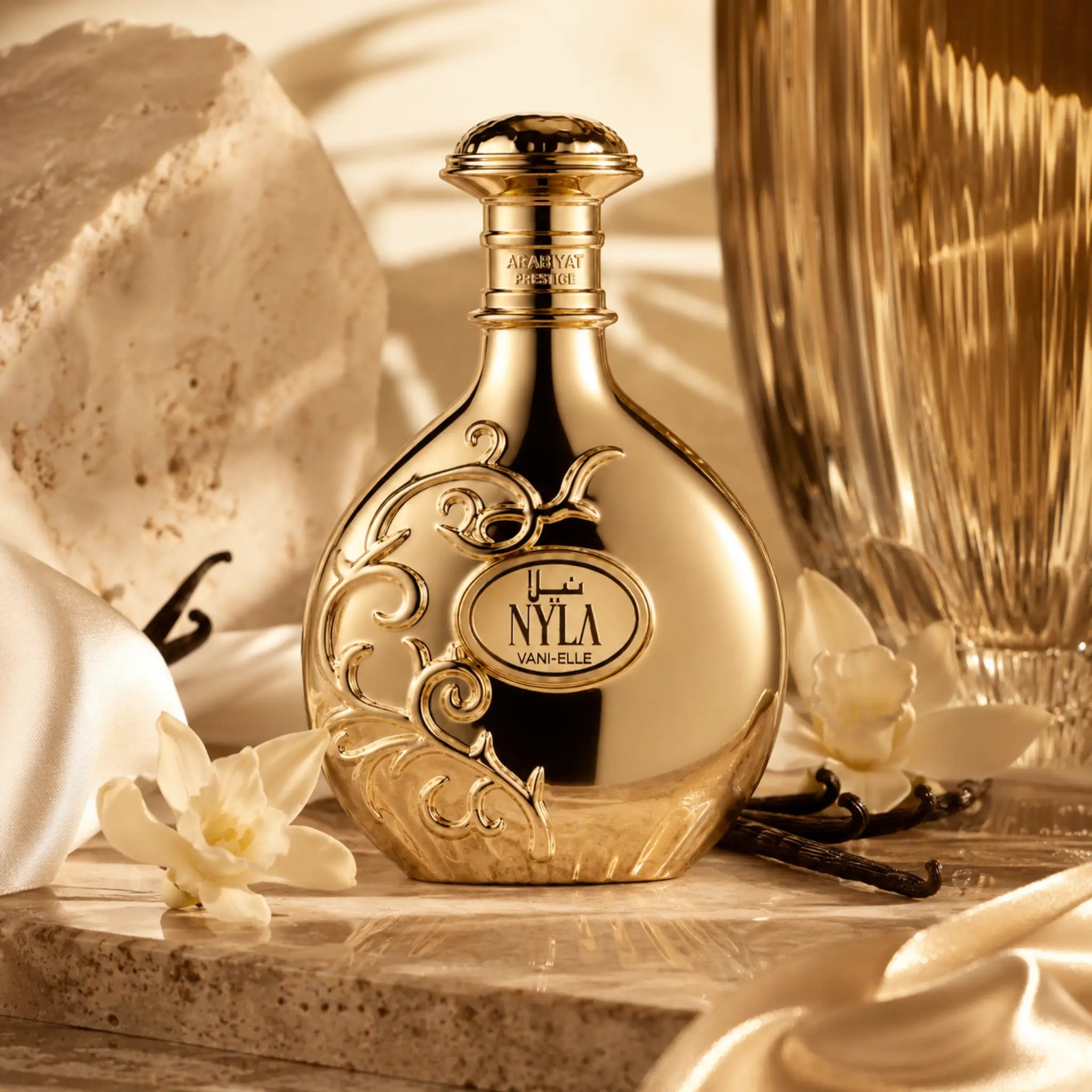 Fondo dorado y botella de Nyla Vani-Elle Arabiyat Prestige Eau de Parfum