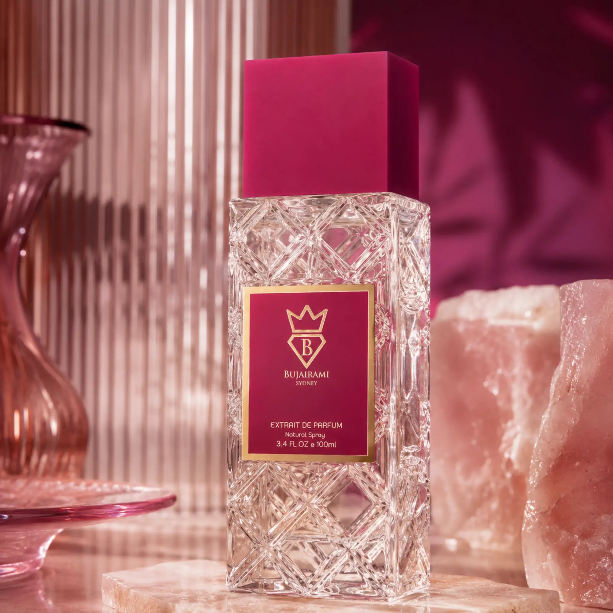 Ocean Eyes Bujairami Extrait de Parfum con fondo rosa