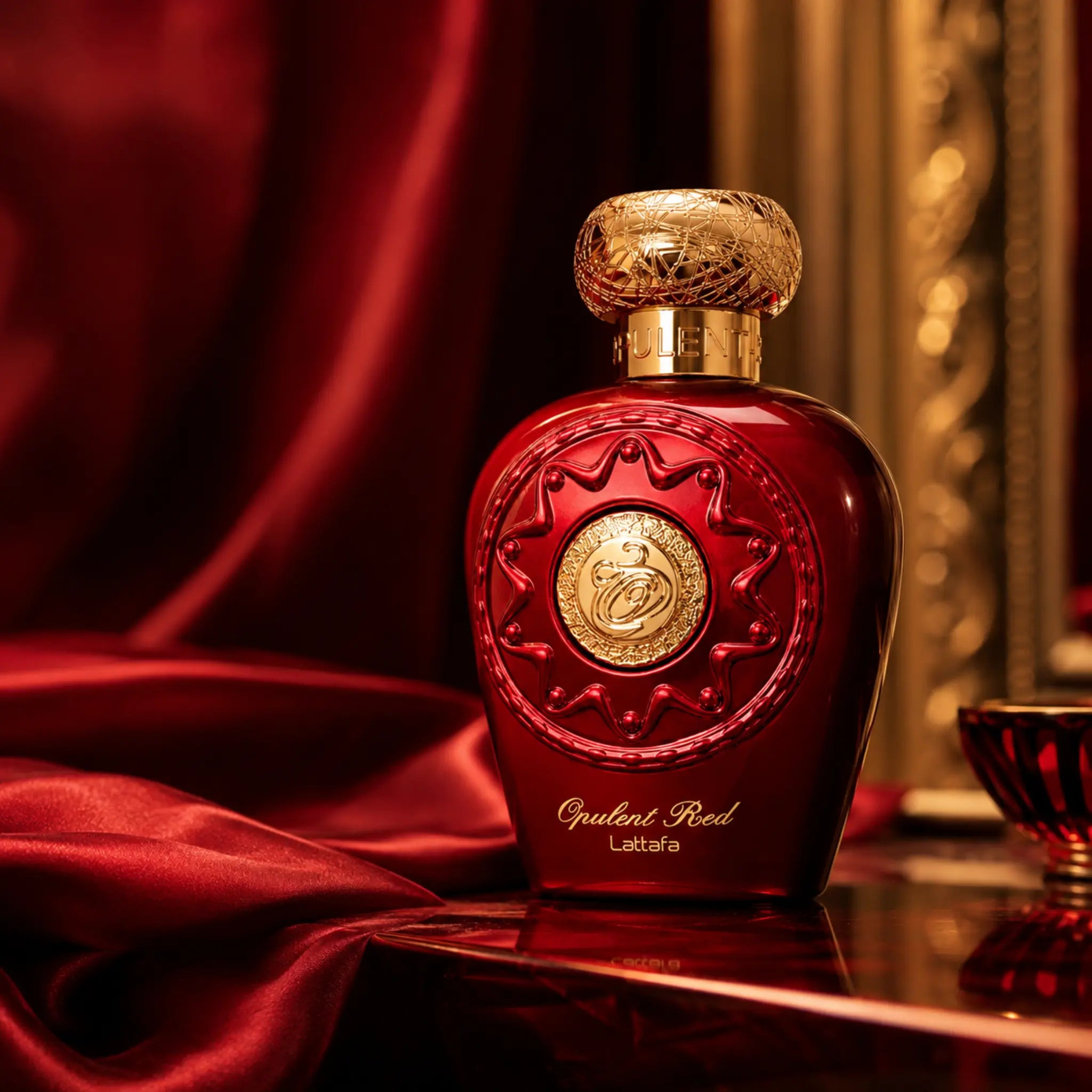 Opulent Red Lattafa Eau de Parfum Para Mujer con fondo creativo de rosas