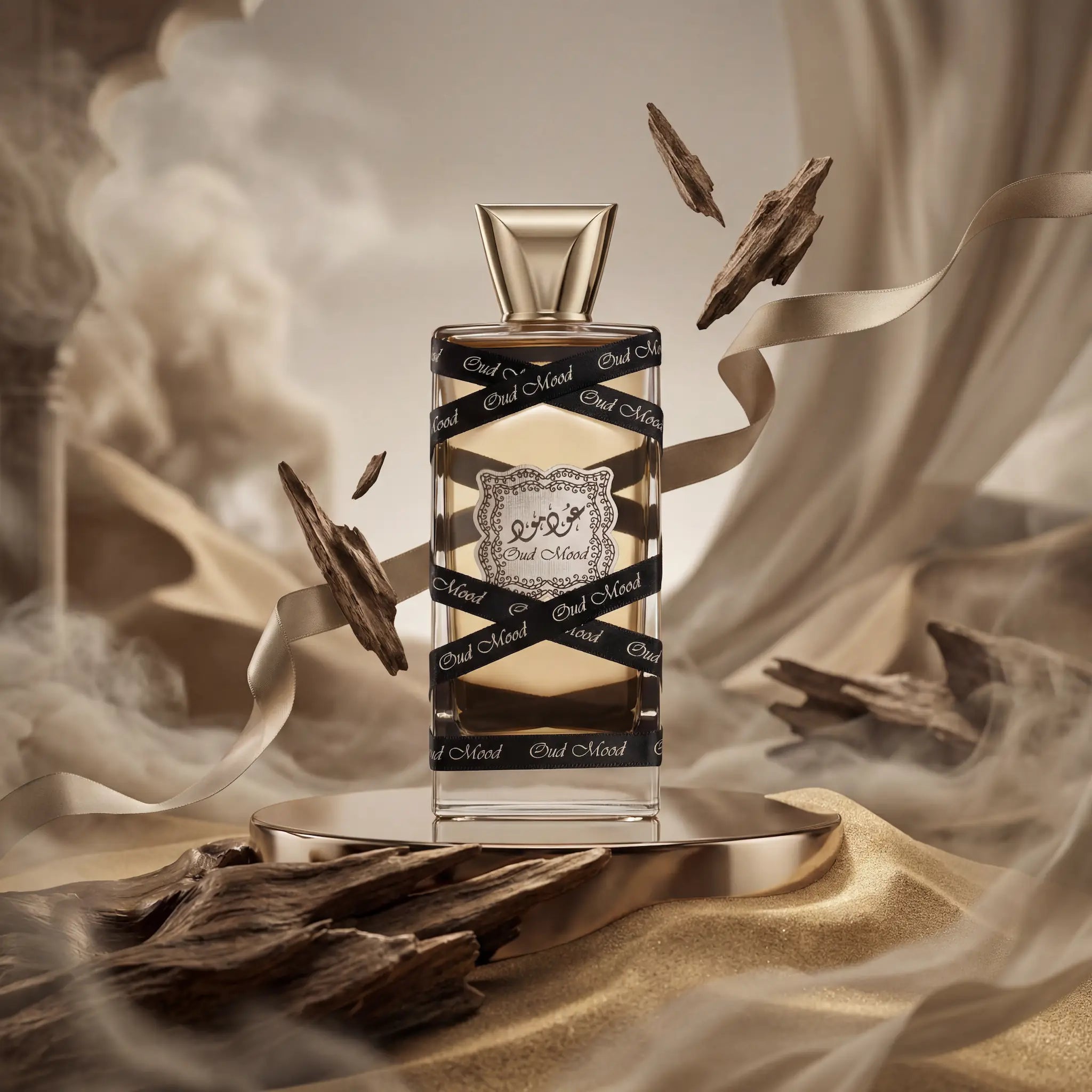 Oud Mood Lattafa Eau de Parfum Unisex con fondo creativo desértico