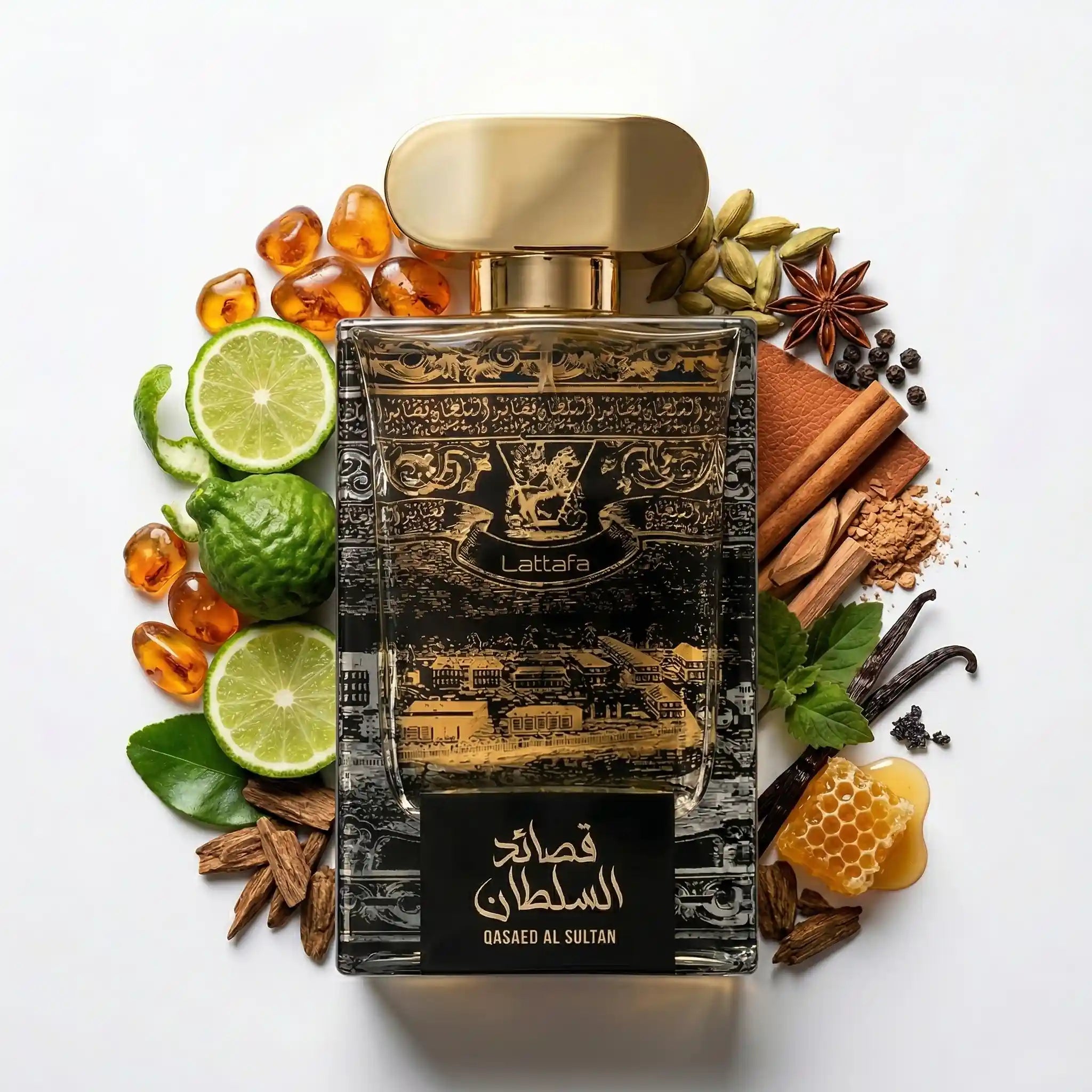 Qasaed_Al_Sultan_Lattafa_Eau_de_Parfum_Unisex_Fondo_Blanco_Madera_Ambar