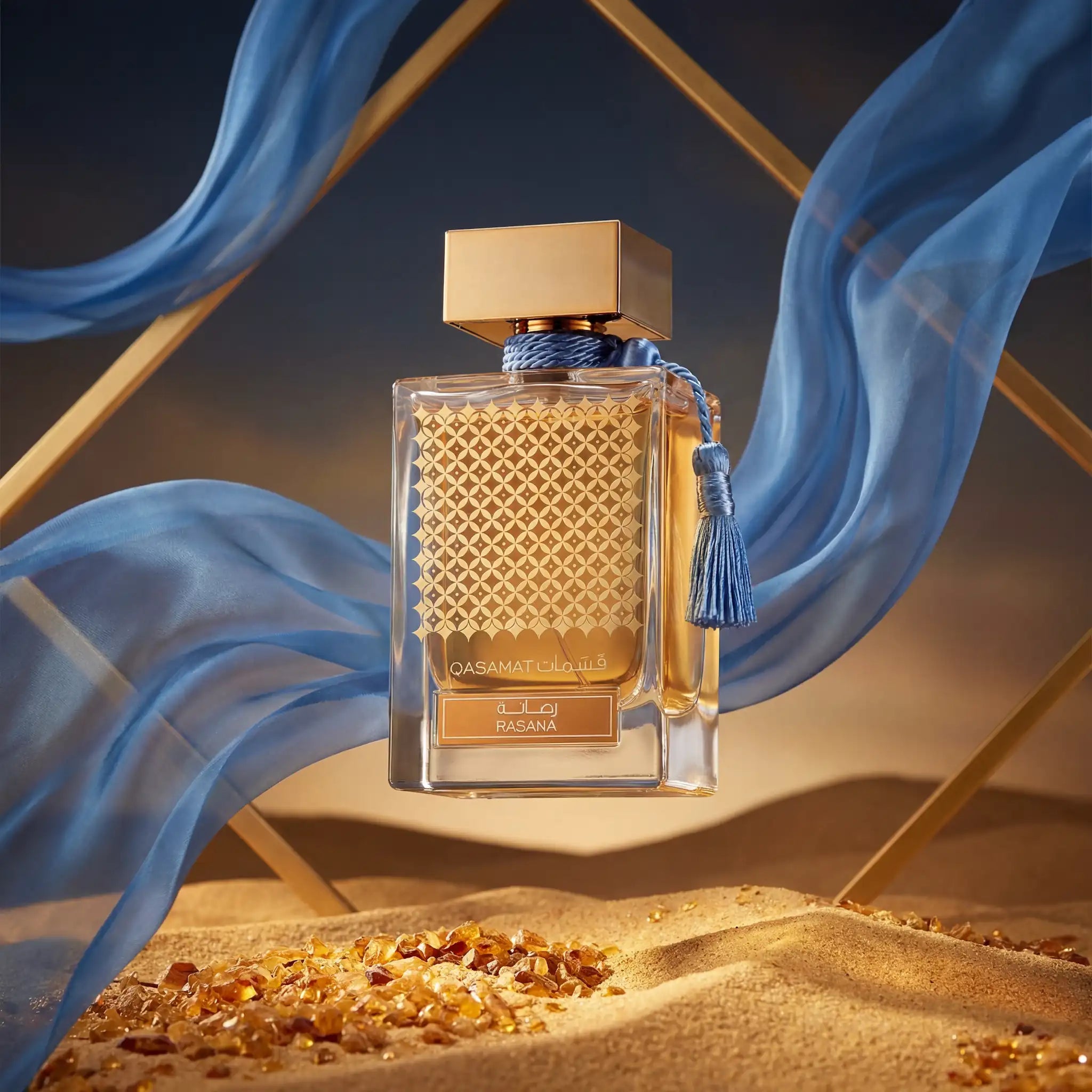 Qasamat Rasana Rasasi Eau de Parfum Unisex con fondo creativo desértico