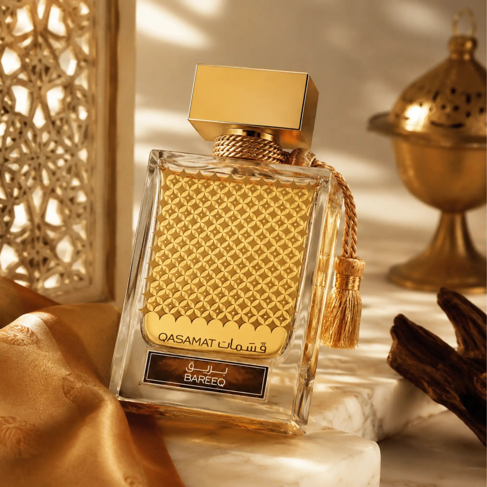 Qasamat Rasana Rasasi Eau de Parfum Unisex con fondo creativo desértico