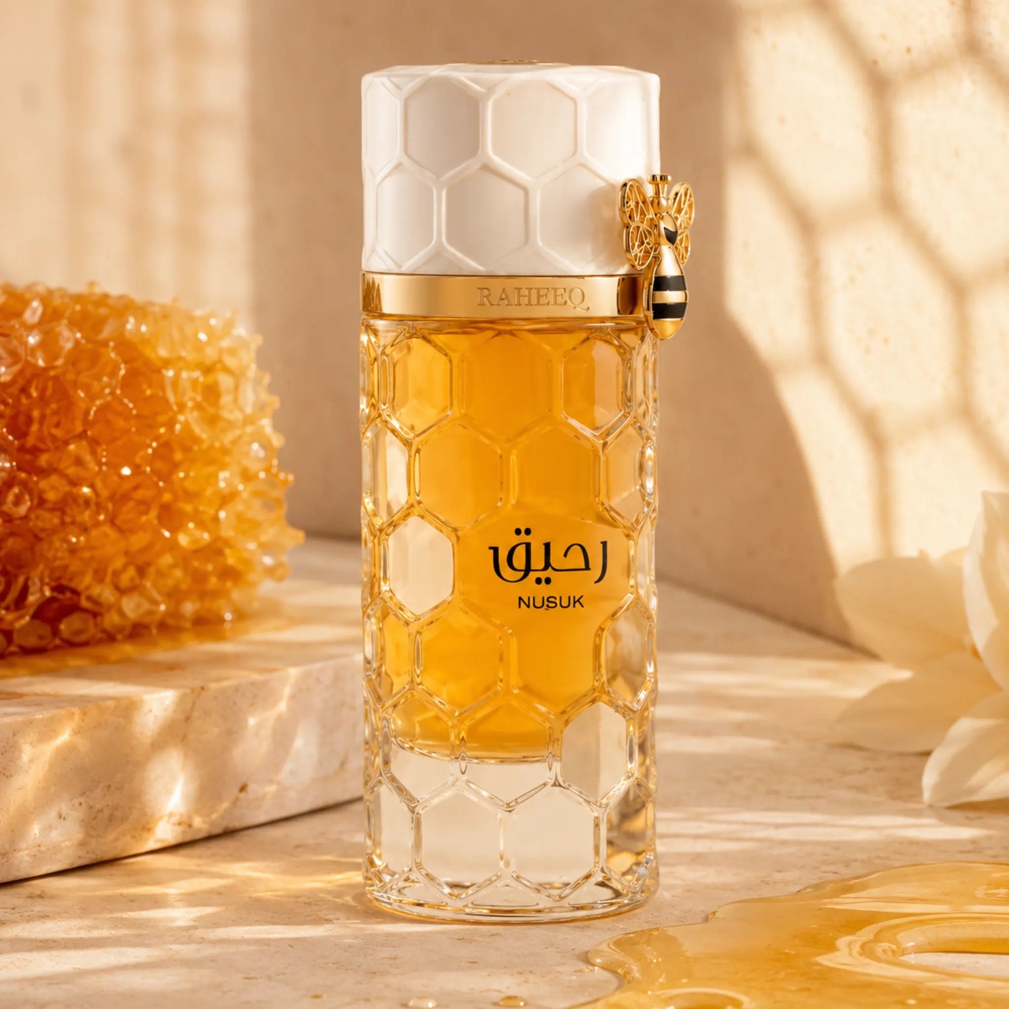 Fondo creativo de la botella Raheeq Nusuk Extrait de Parfum