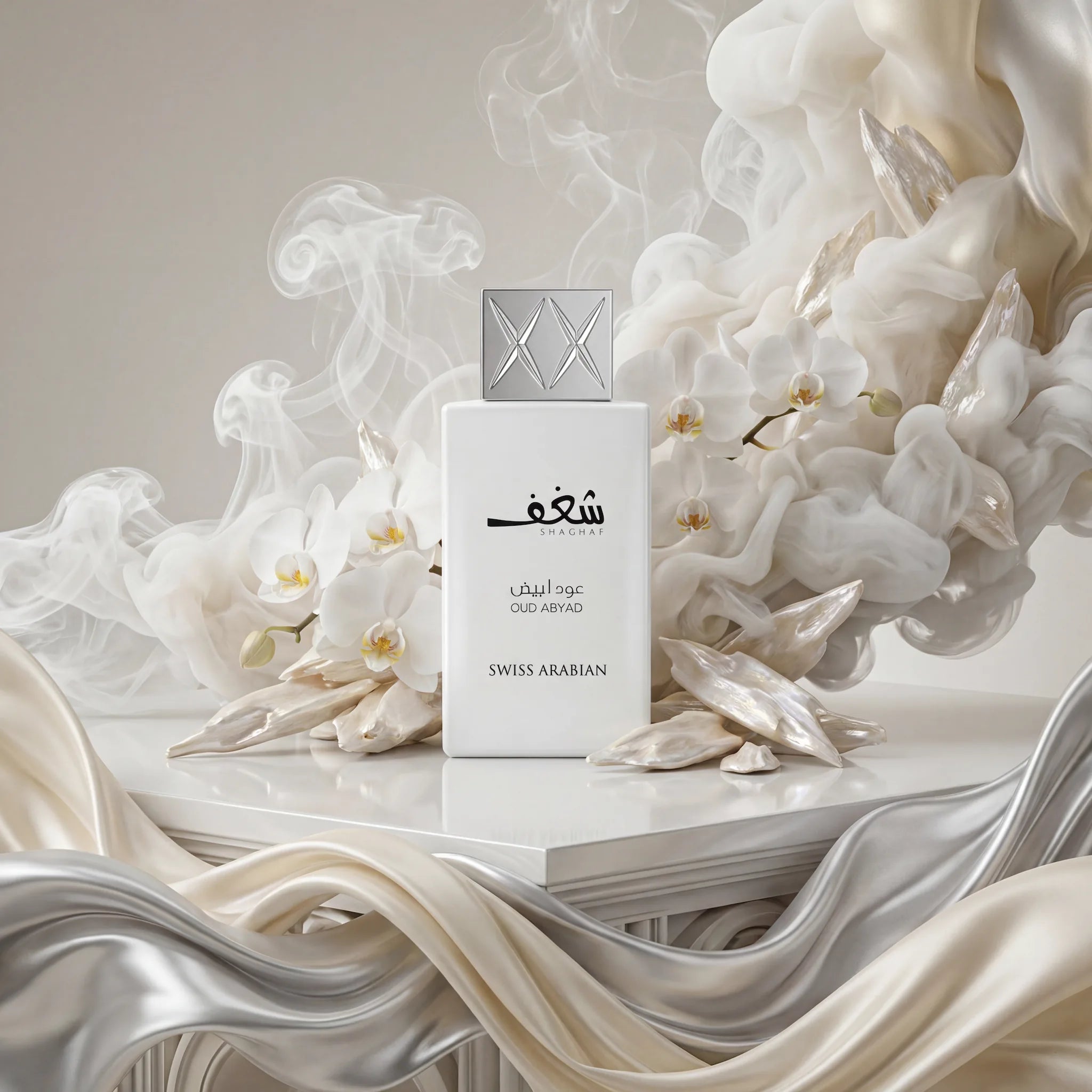 Shaghaf Oud Abyad Swiss Arabian Eau de Parfum Unisex con fondo creativo de flores blancas