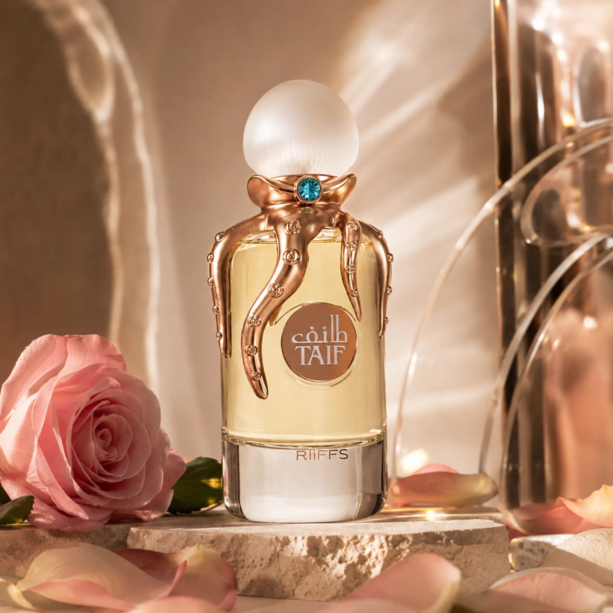 Fondo de rosas con botella de Taif Riiffs Extrait de Parfum