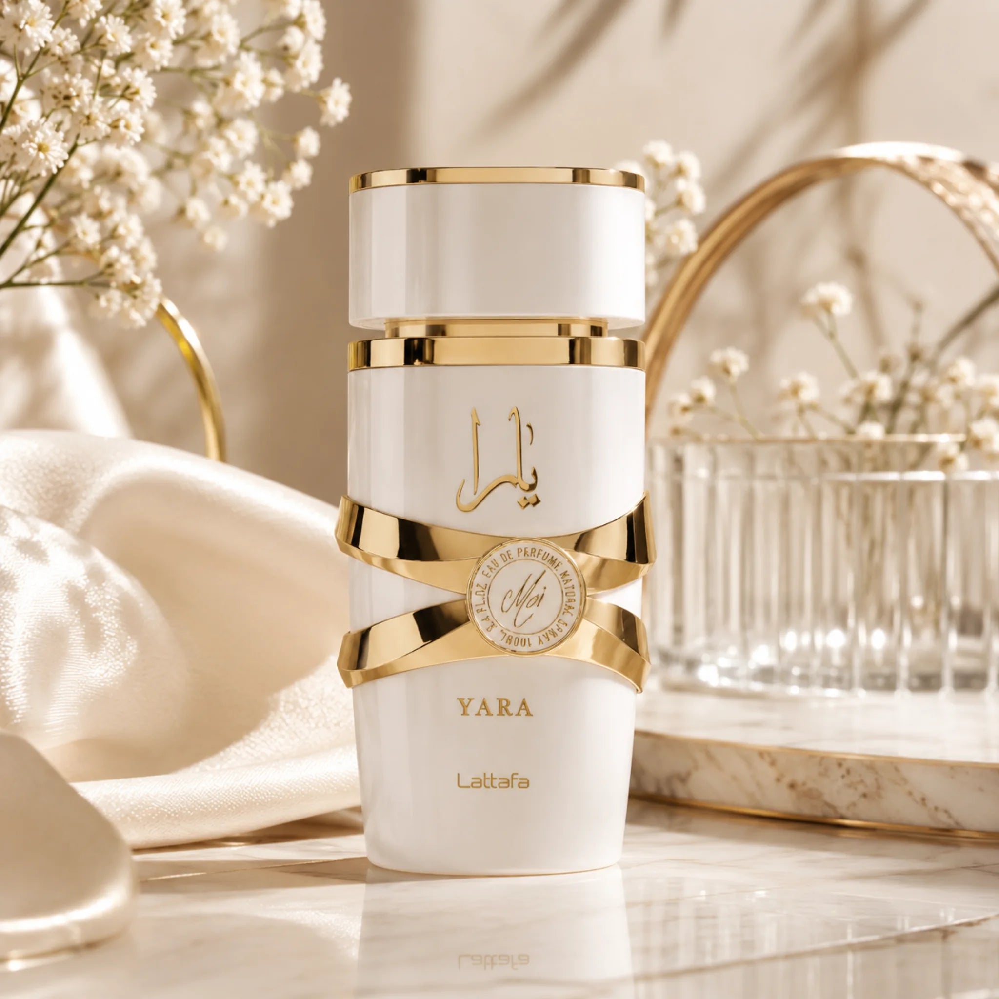 Yara Moi Lattafa Eau de Parfum Para Mujer con fondo creativo de flores blancas