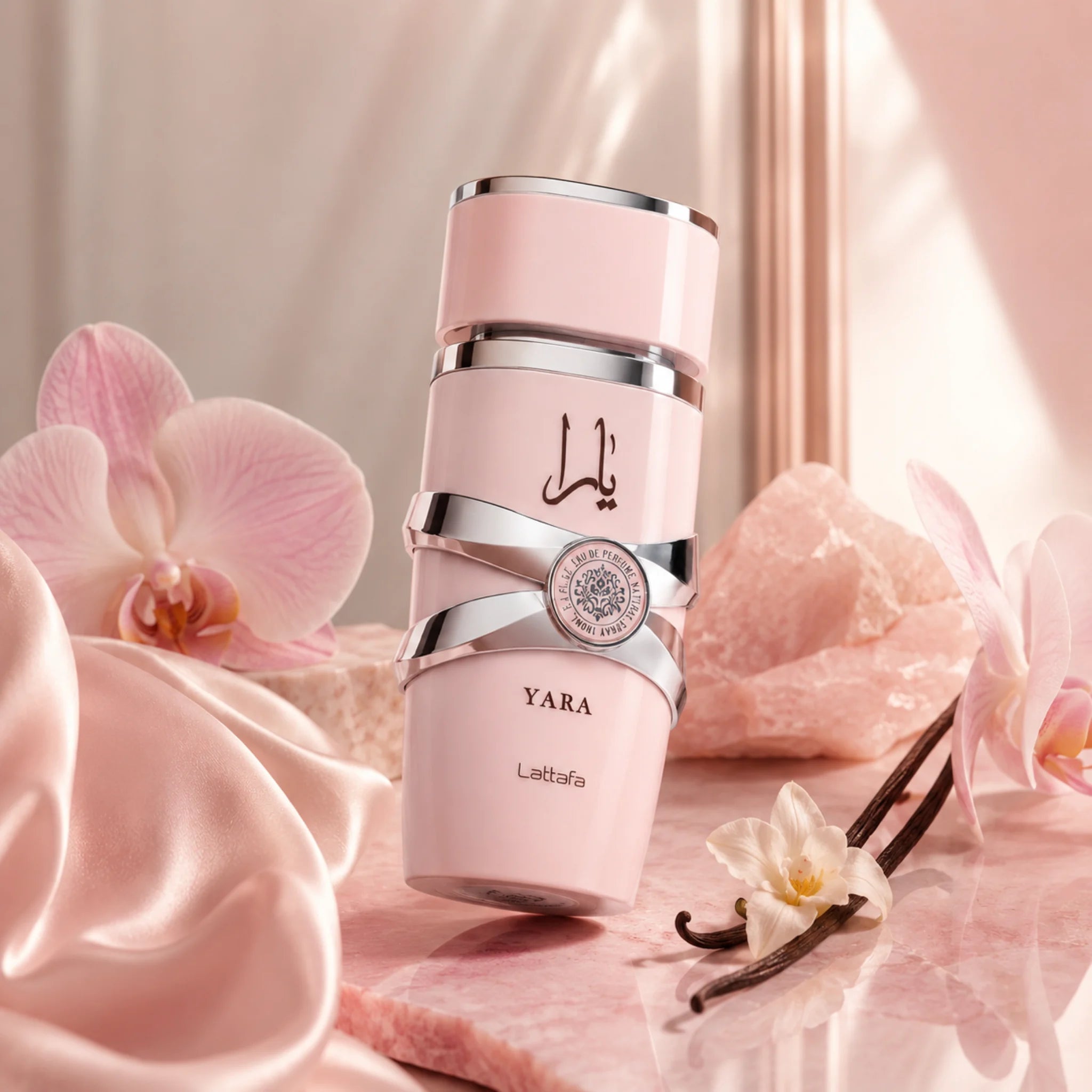 Yara Rosa Lattafa Eau de Parfum Para Mujer fondo elegante rosas