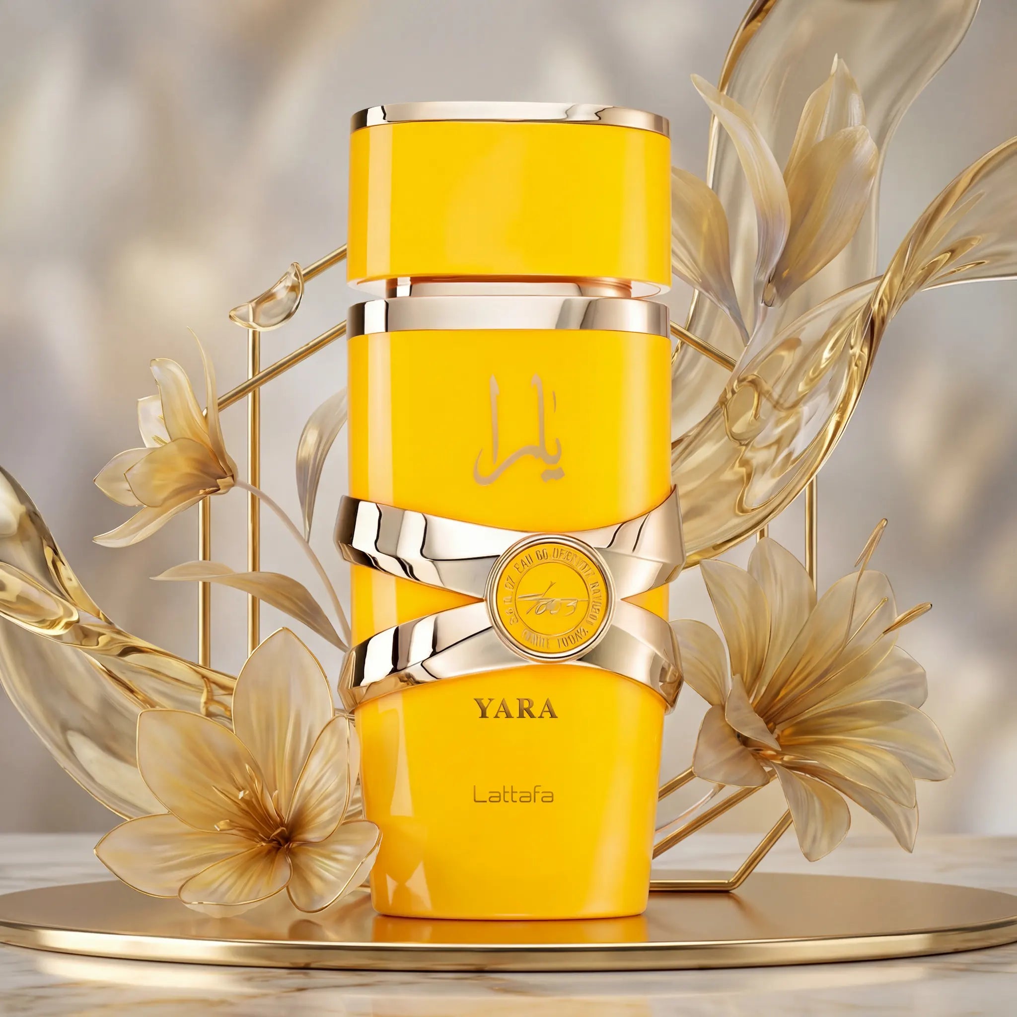 Yara Tous Lattafa Eau de Parfum Para Mujer con fondo creativo de flores amarillas