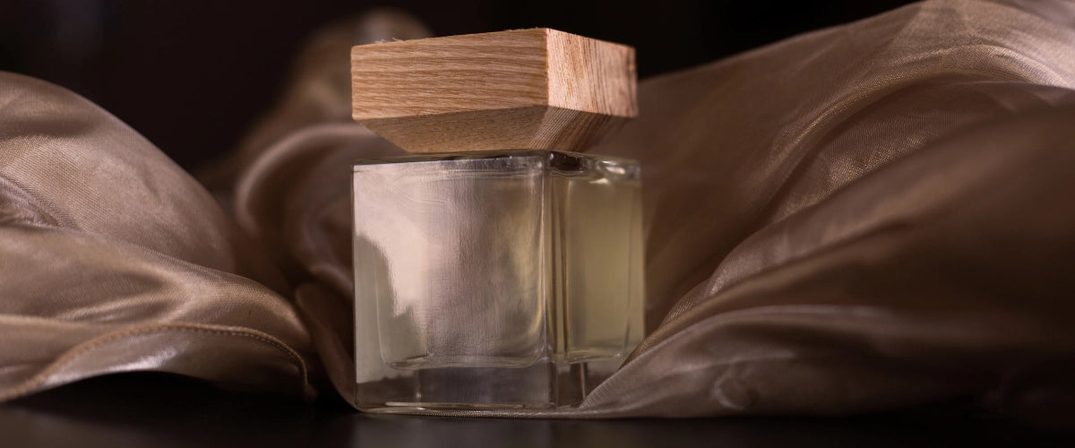 Botella de perfume árabe con tapa de madera