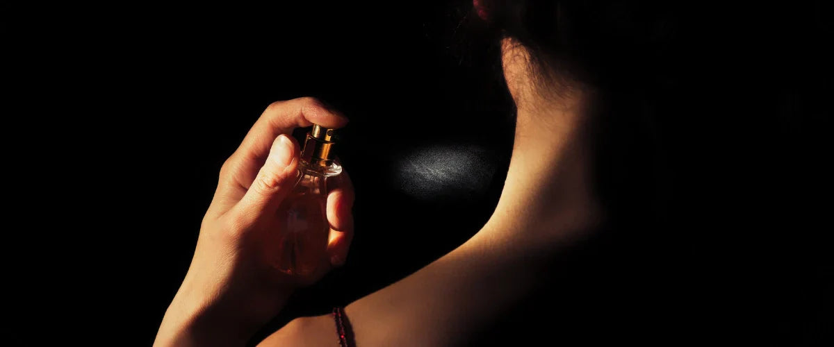 Mujer echandose perfume