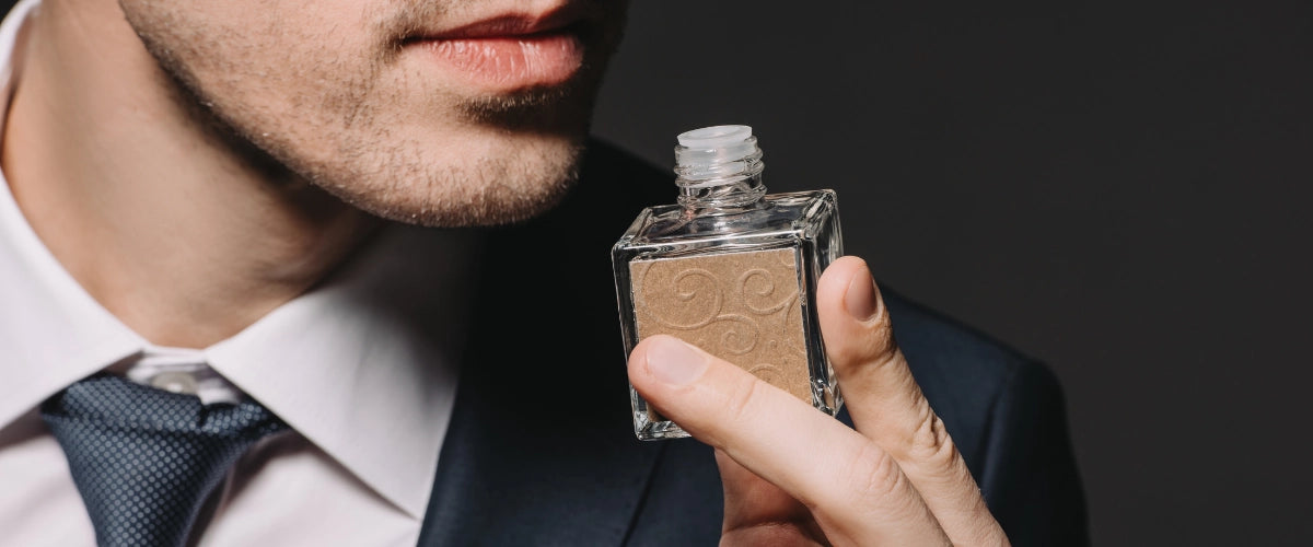 Hombre con un frasco de perfume arabe masculino