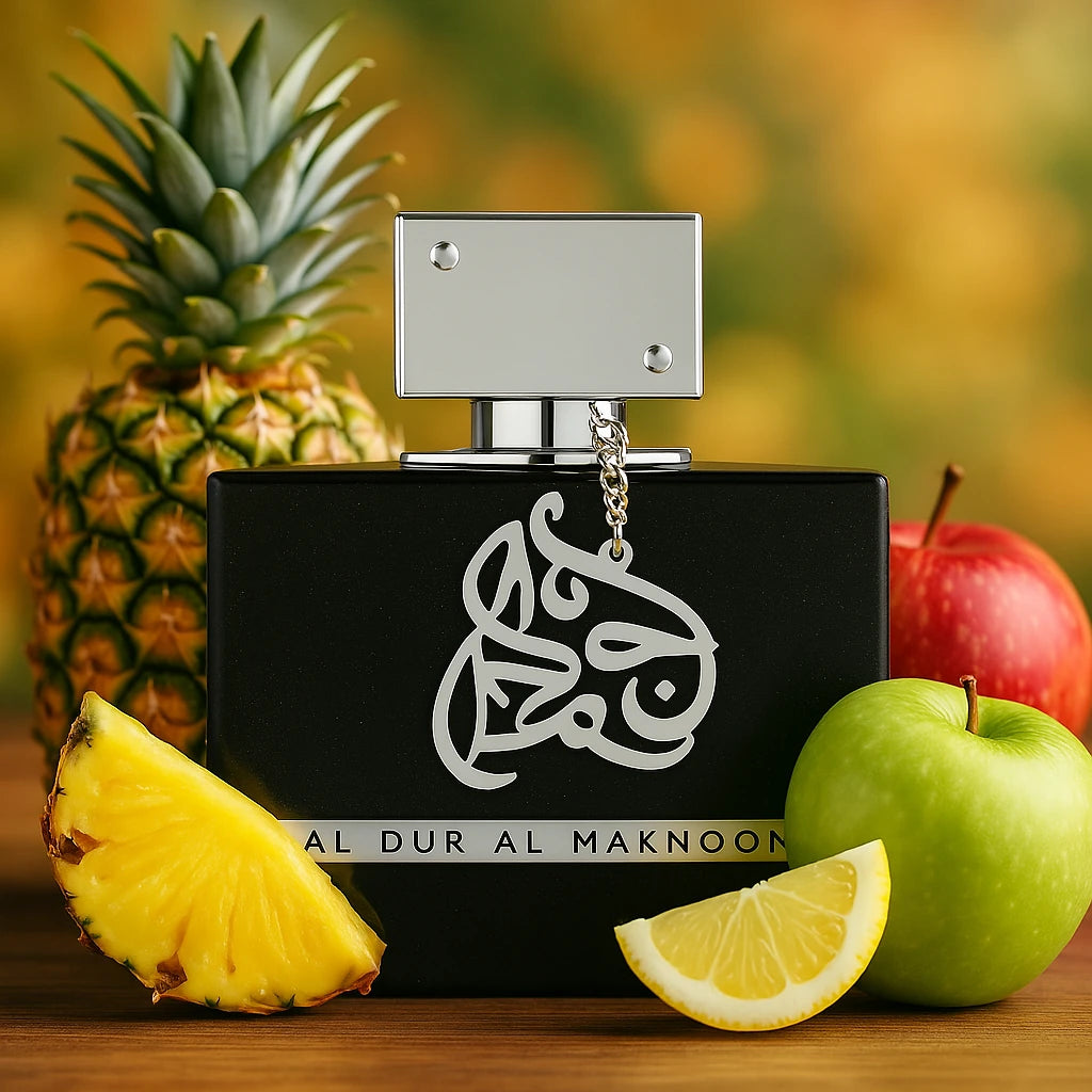Al Dur Al Maknoon Silver Lattafa Eau de Parfum Para Hombre con fondo de frutas