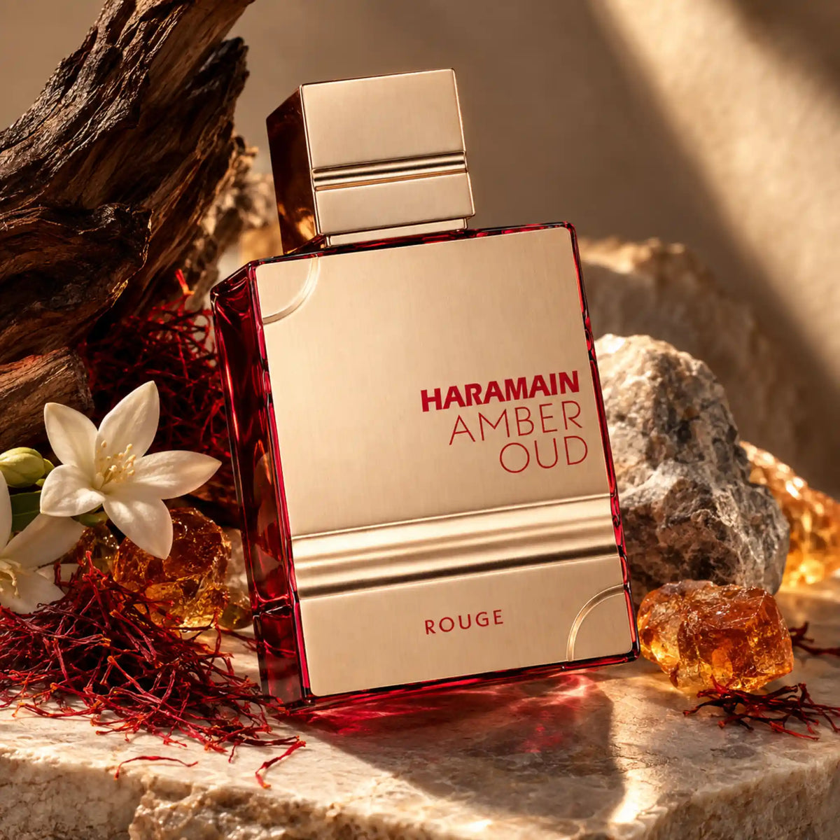 Amber Oud Rouge Al Haramain Eau de Parfum con fondo de ingredientes creativo