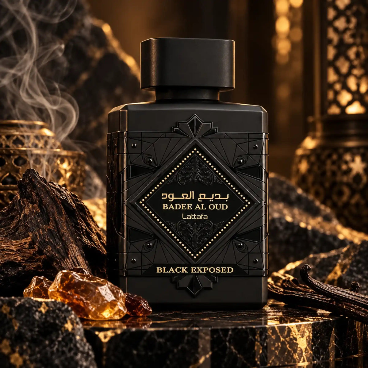 Bade'e Al Oud Black Exposed Lattafa Eau de Parfum con fondo creativo negro oud