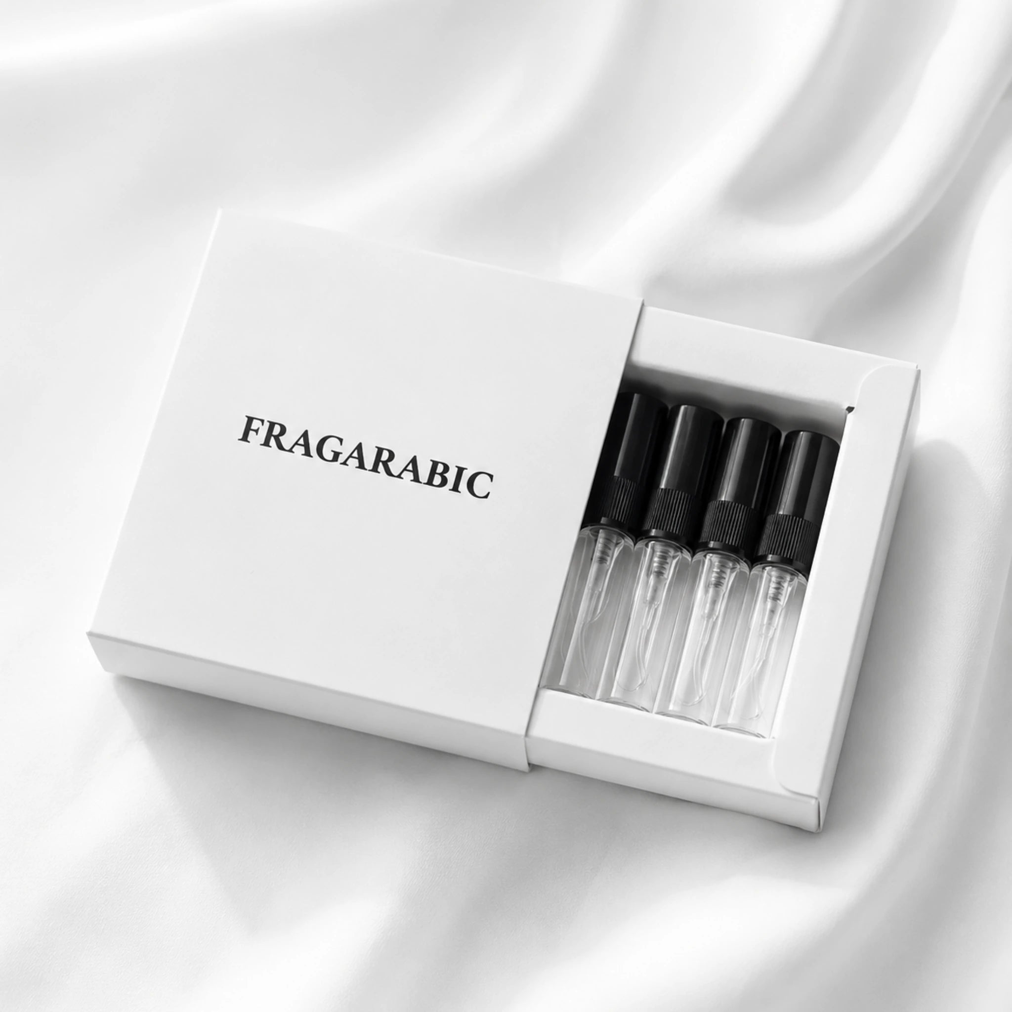 Muestras perfumes árabes con caja fragarabic sobre tela