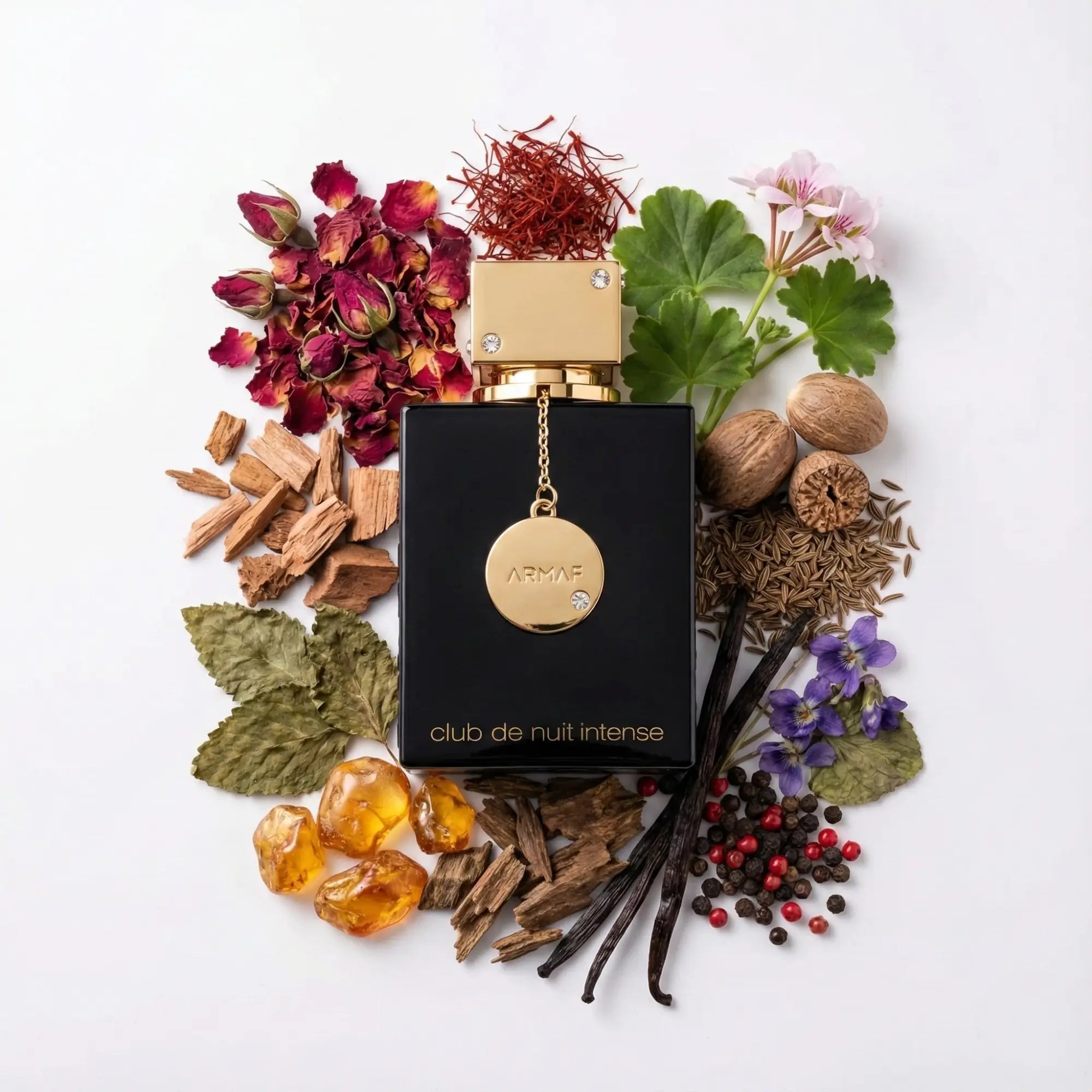 Club_De_Nuit_Intense_Woman_Eau_de_Parfum_Para_Mujer_Fondo_Blanco_Rosa_Azafran_Geranio_NUez_Alcalavea_Violeta_Pimienta