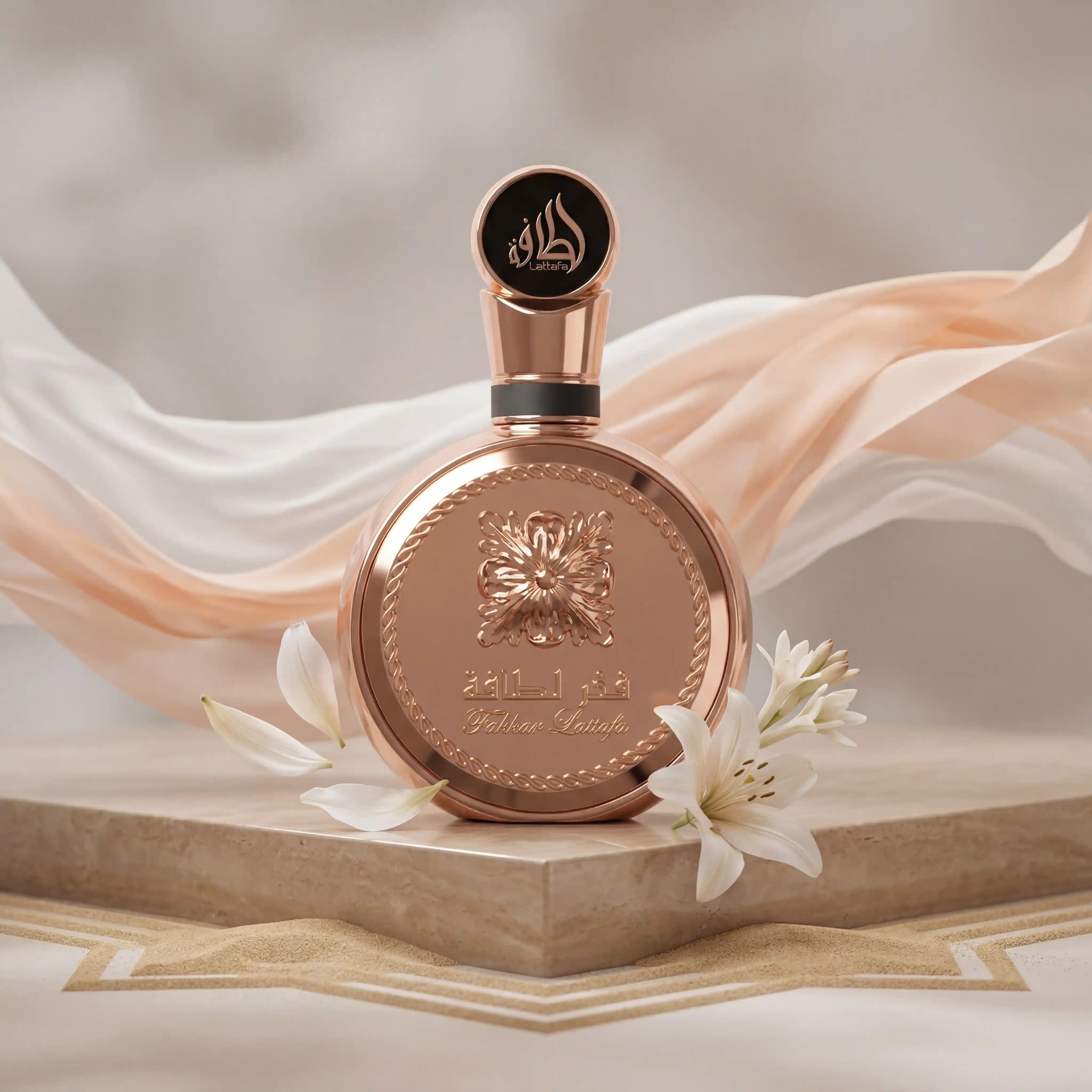 Fakhar Extrait Lattafa Eau de Parfum Para Hombre con fondo creativo de rosas