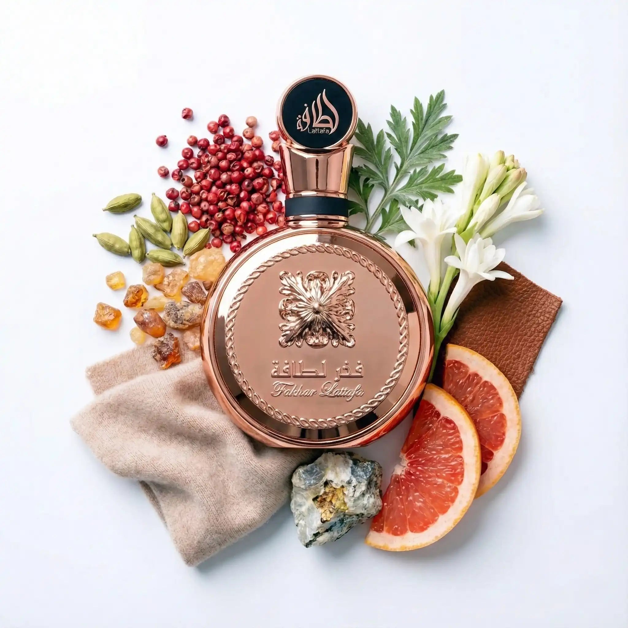Fakhar Extrait Lattafa Eau de Parfum Para Hombre con fondo con ingredientes